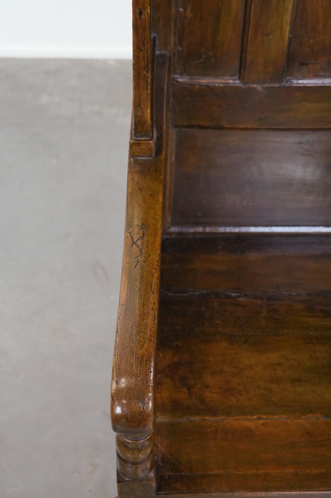 Bois Ancienne chaise d'agneau anglaise à capuchon du 18e siècle avec forme de capuchon en vente