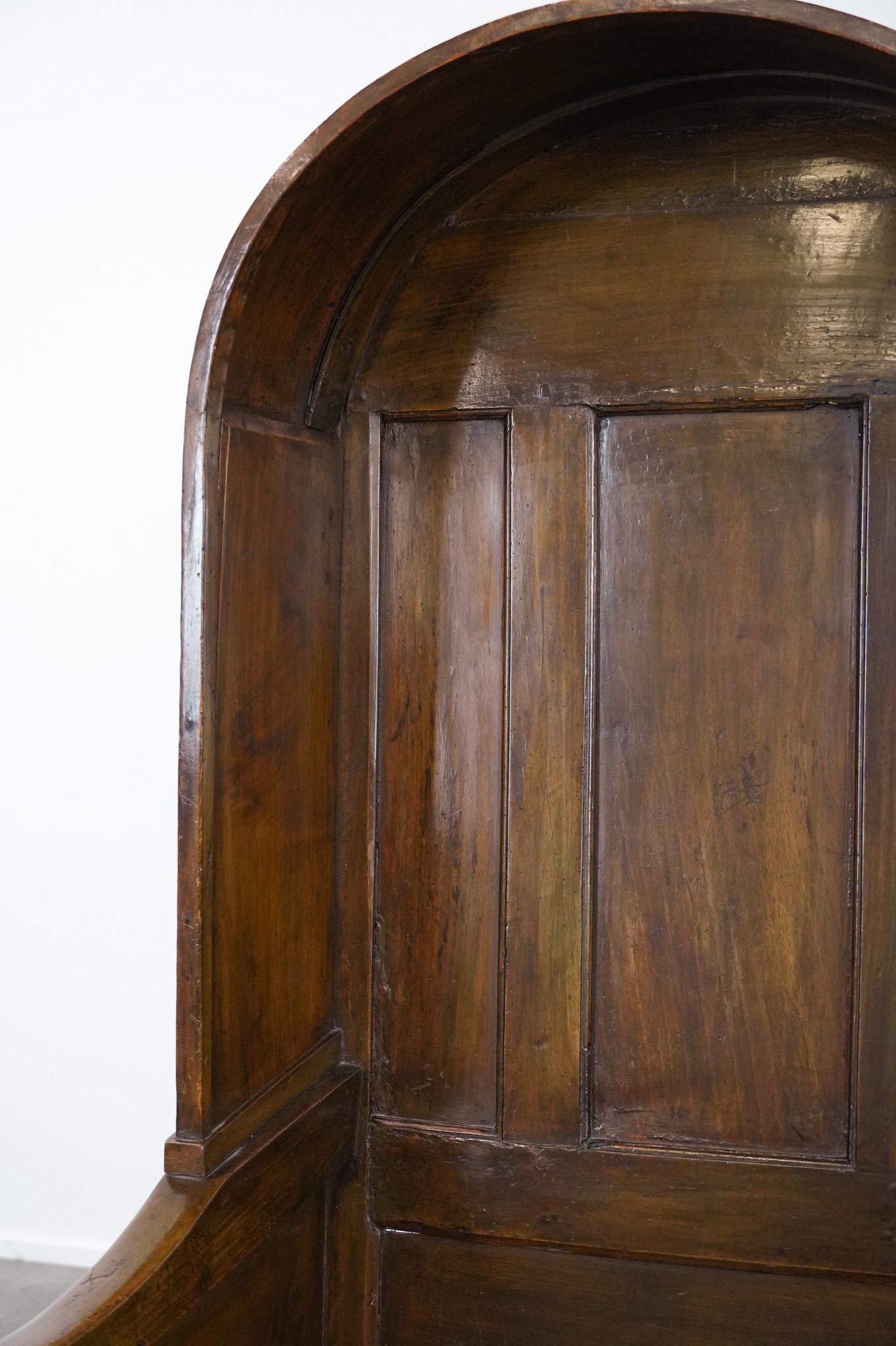 Ancienne chaise d'agneau anglaise à capuchon du 18e siècle avec forme de capuchon en vente 2