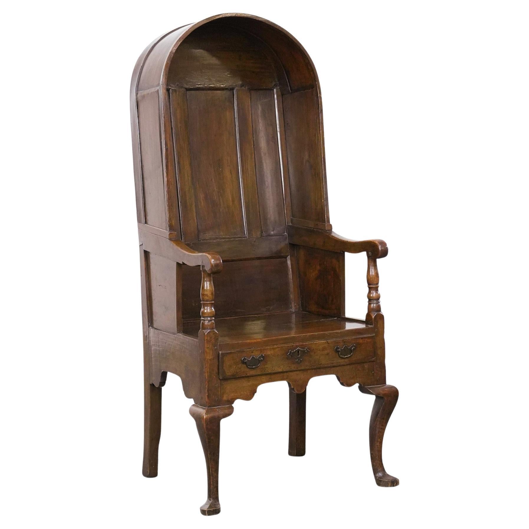 Ancienne chaise d
agneau anglaise à capuchon du 18e siècle avec forme de capuchon en vente
