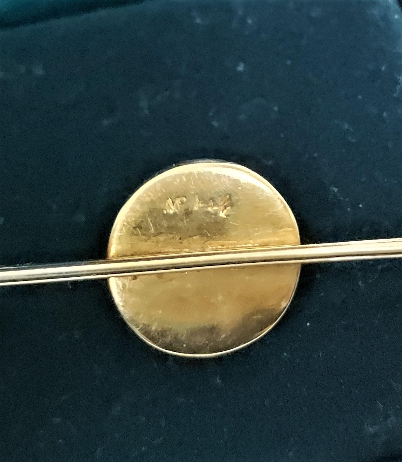 Broche ou épingle ancienne en or jaune 9 carats pour le saut de chevaux anglais ou le steeplechase en vente 3