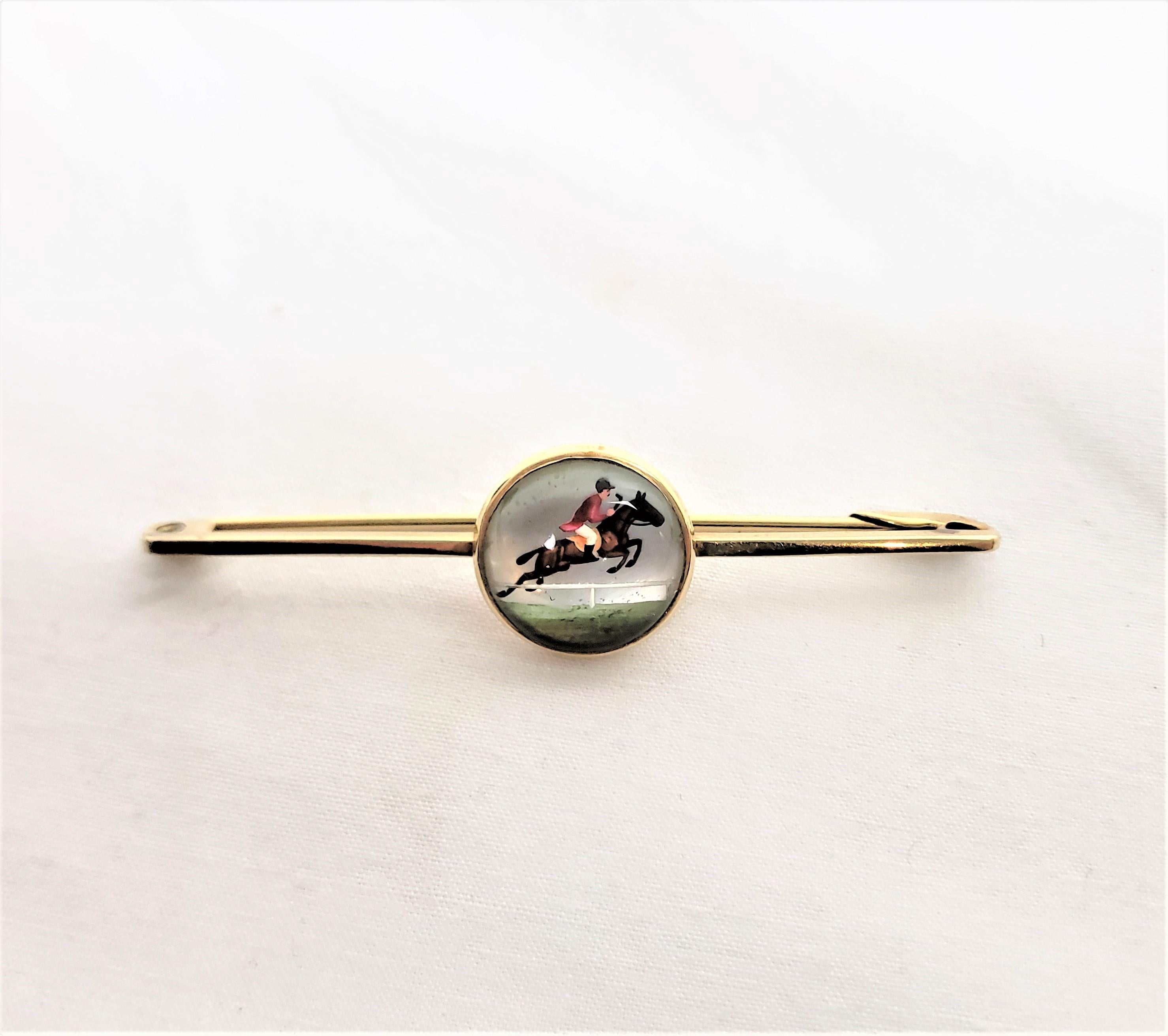 Cette broche ou épingle ancienne n'est pas signée, mais on suppose qu'elle provient d'Angleterre et date d'environ 1900. Elle est réalisée dans le style édouardien de l'époque. La broche est composée d'or jaune de neuf carats avec, au centre, un