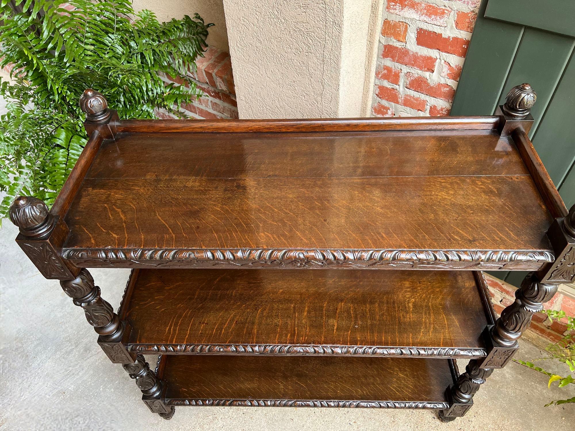 Antique buffet d'hôtel anglais Dumbwaiter Server Sideboard en chêne sculpté Renaissance en vente 2