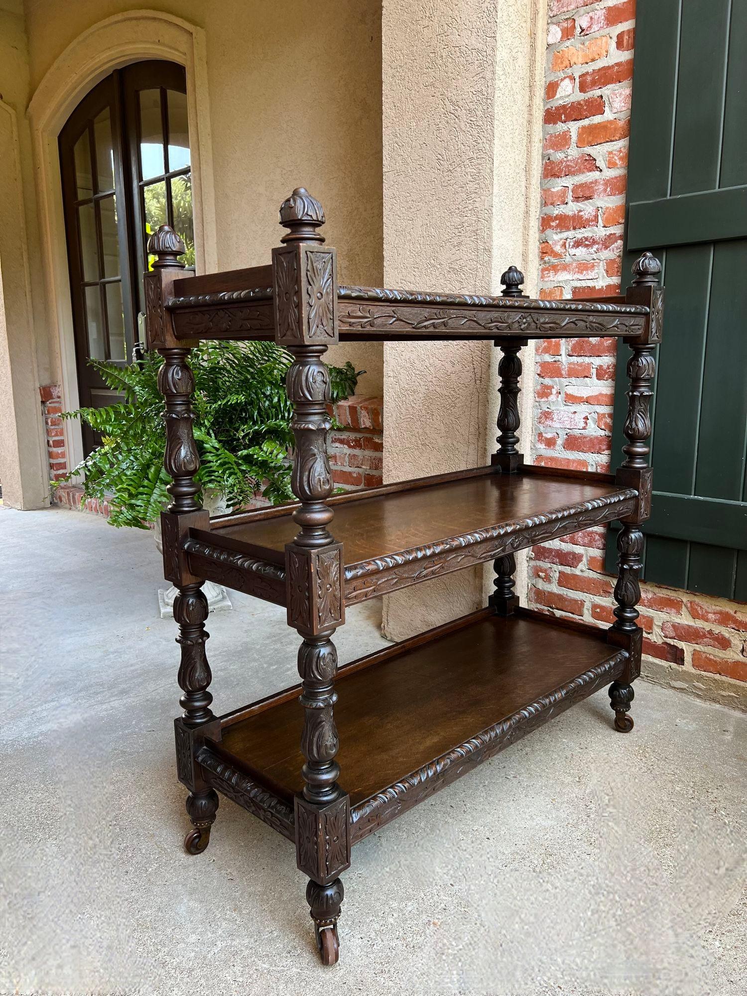 Antique Hotel Anglais Dumbwaiter Server Sideboard Trolley Carved Oak Renaissance.

En provenance directe d'Angleterre, un fabuleux et assez rare serveur d'hôtel ou monte-plats ancien. Surdimensionné et majestueux, avec une hauteur et une longueur de