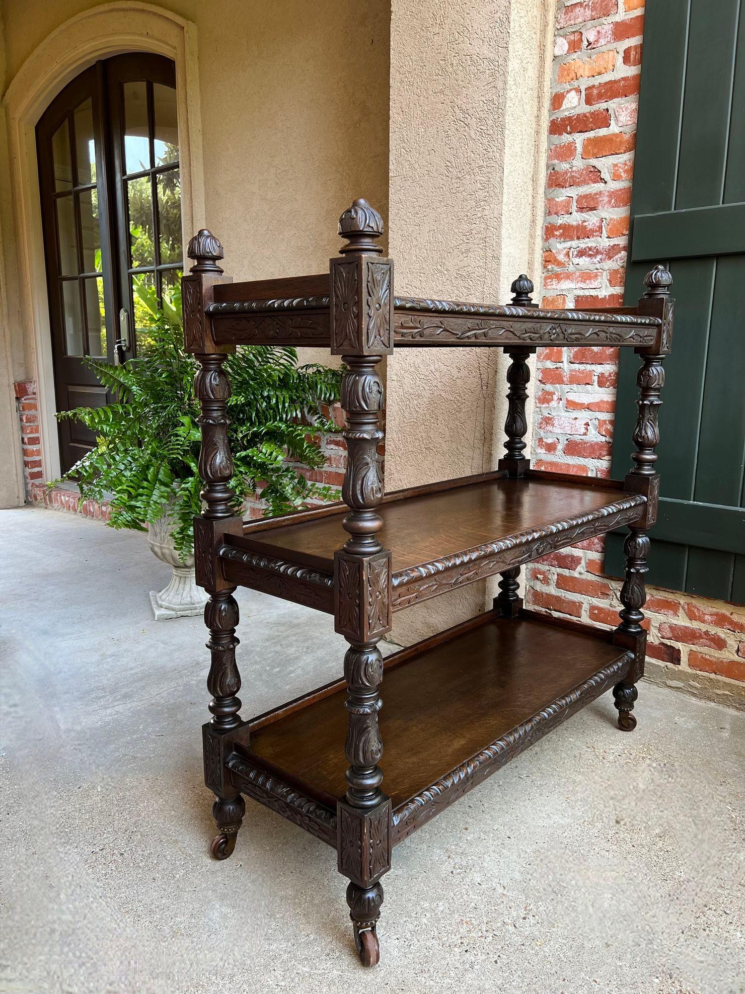 Britannique Antique buffet d'hôtel anglais Dumbwaiter Server Sideboard en chêne sculpté Renaissance en vente