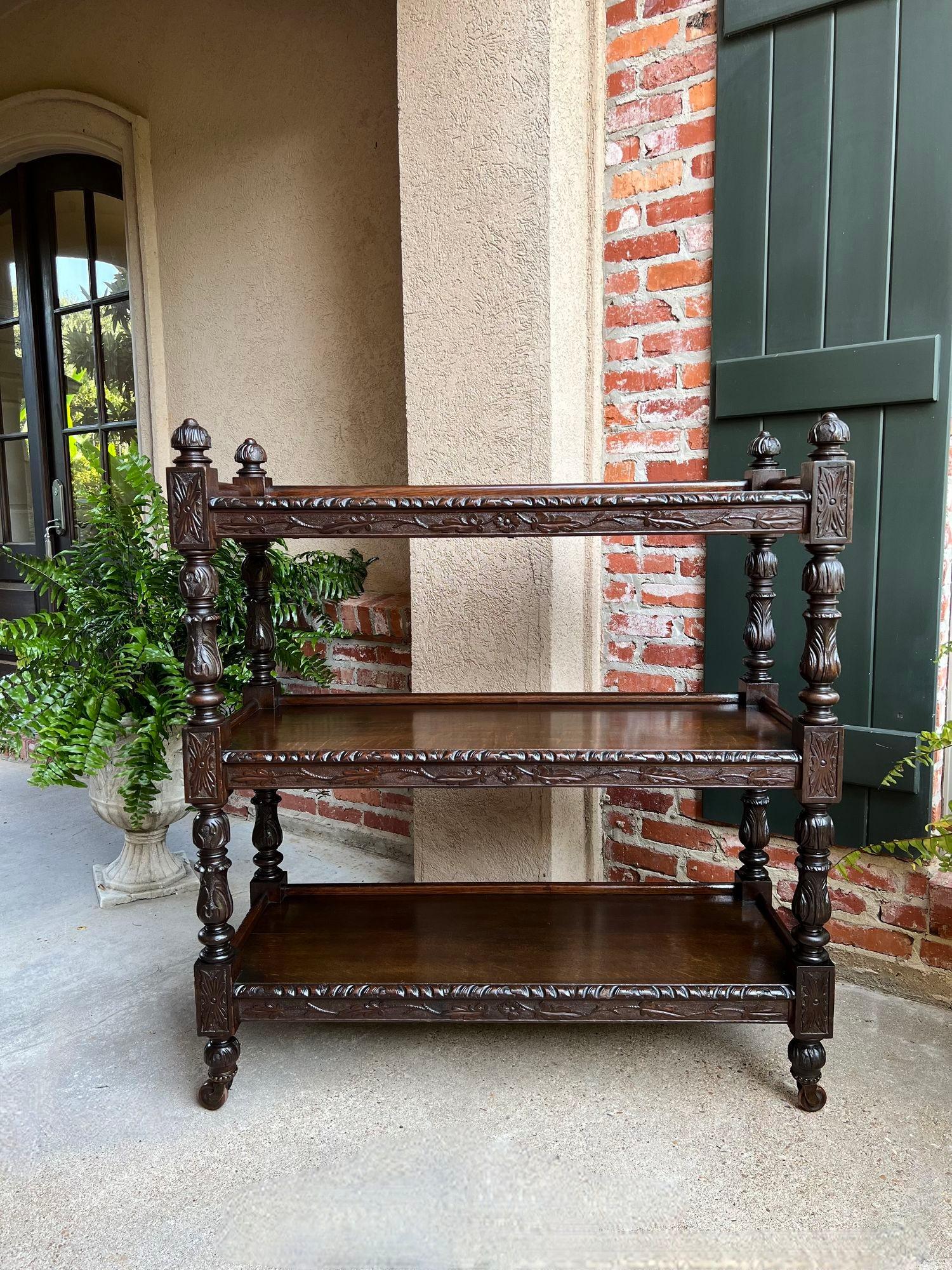 Sculpté à la main Antique buffet d'hôtel anglais Dumbwaiter Server Sideboard en chêne sculpté Renaissance en vente