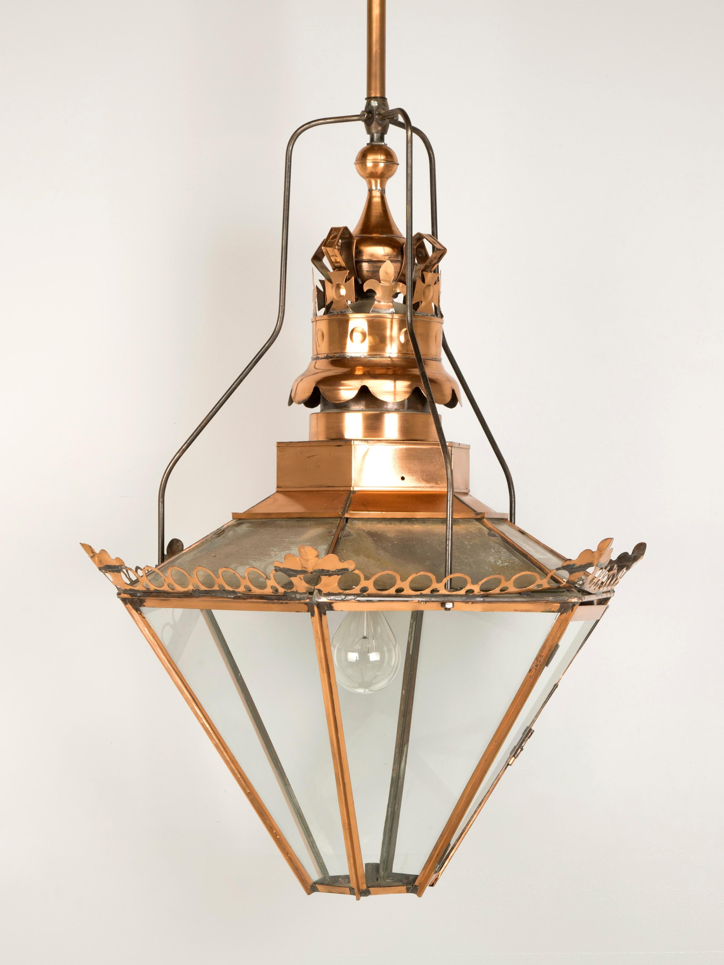 Paire de lanternes anglaises anciennes en cuivre qui ont été retirées de la gare de Birmingham, en Angleterre, il y a de nombreuses années. Cette paire particulière de lanternes anglaises anciennes en cuivre était à l'origine éclairée au gaz et a
