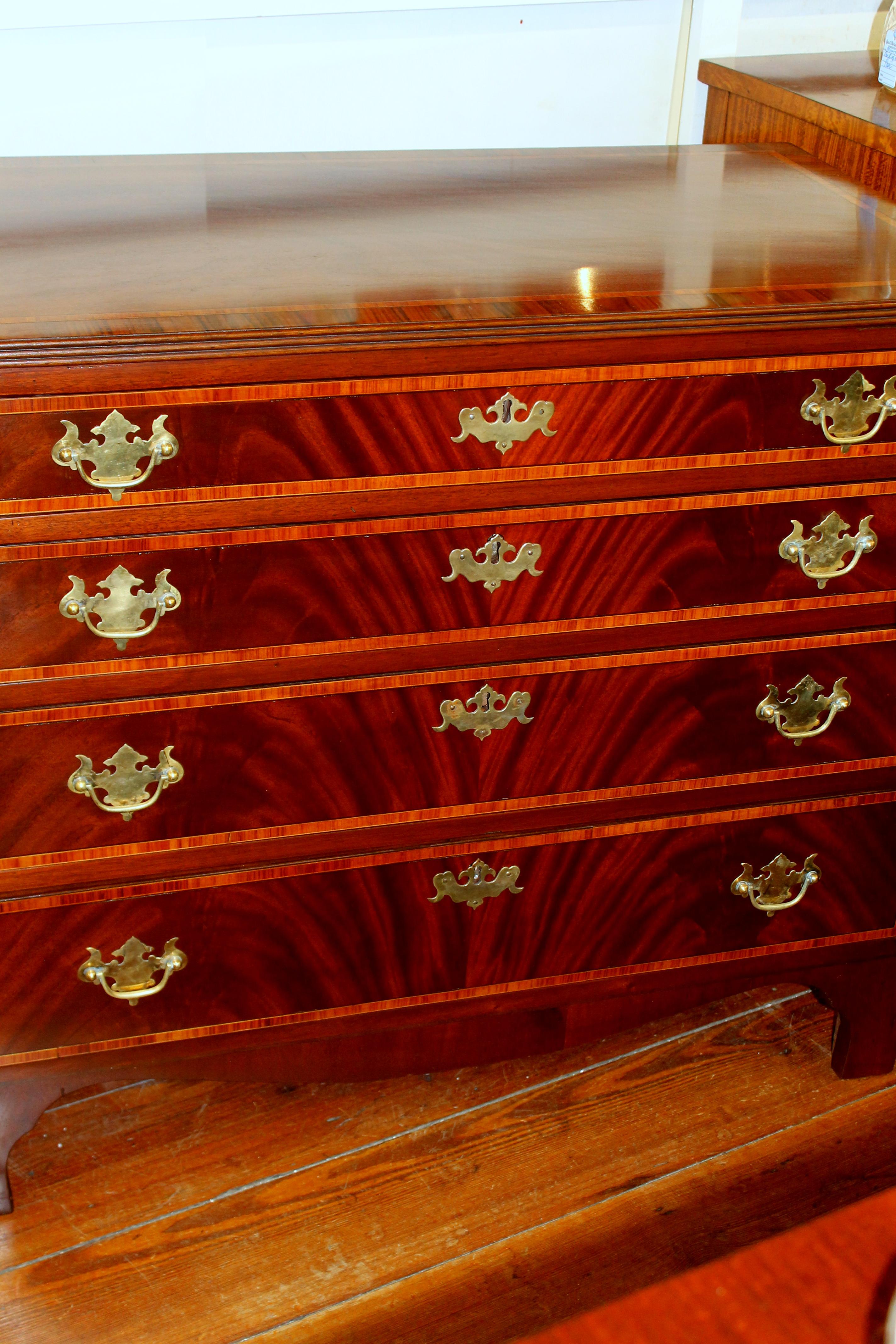 Superb antique English inlaid book-matched flame mahogany chest of drawers of handsome, smaller proportions and beautifully graduated drawers.

Please note lovely tulipwood inlay and rosewood cross-banding top and drawer fronts.