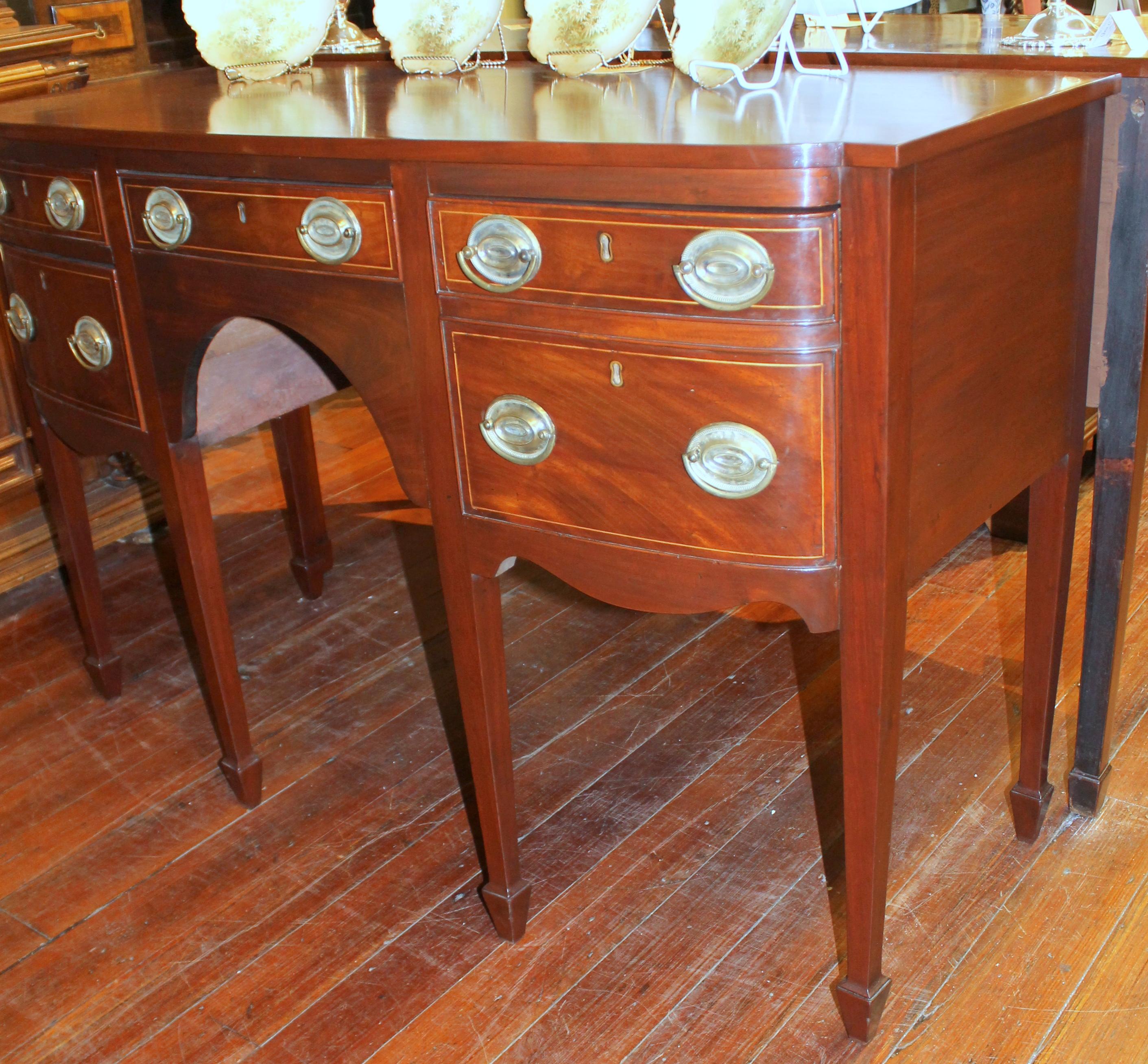 Antique English Inlaid Mahogany Hepplewhite Style George III Bow-Front Sideboard In Good Condition In Charleston, SC