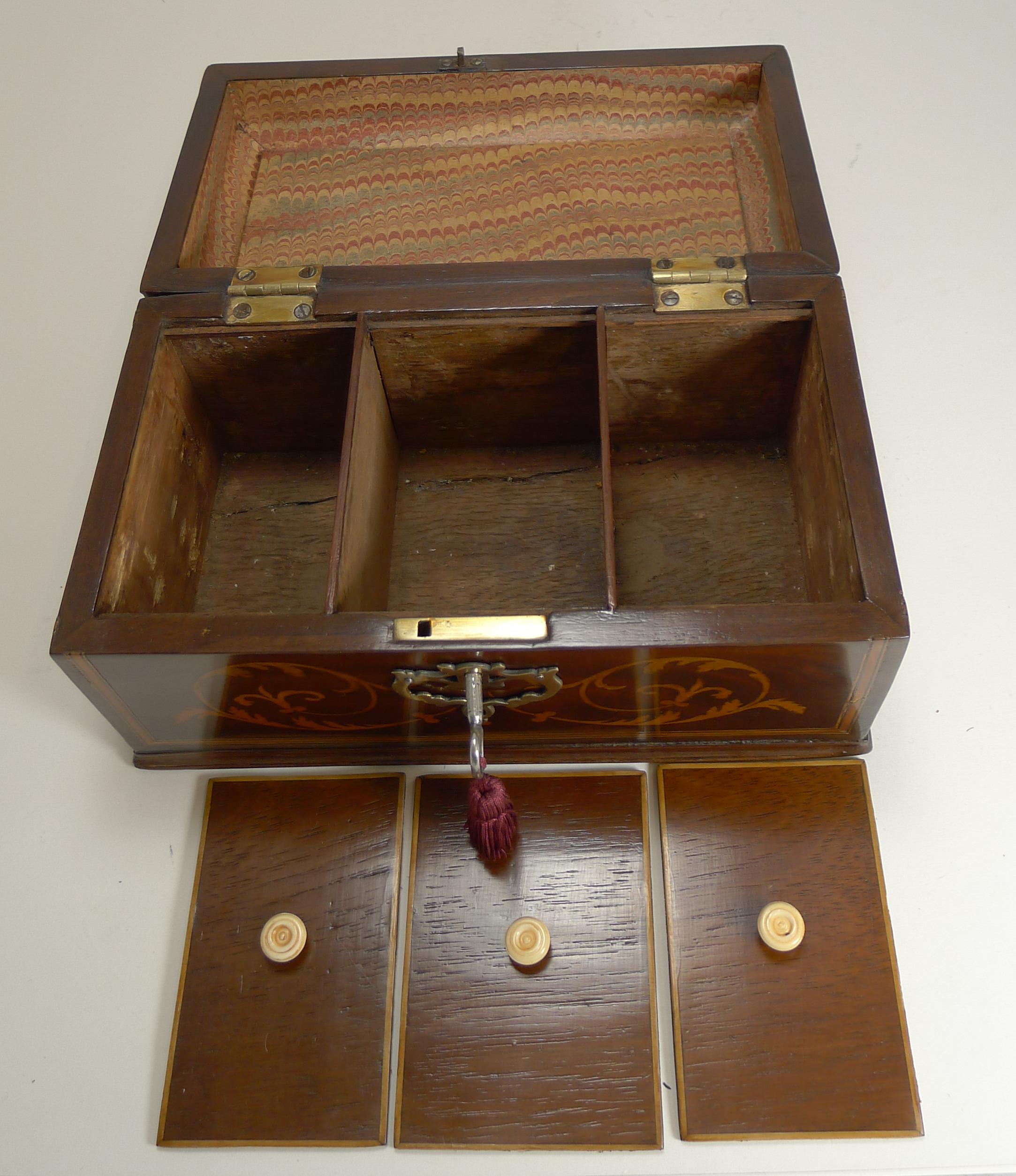 Antigua caja de té inglesa de caoba con incrustaciones, hacia 1790 Caoba en venta