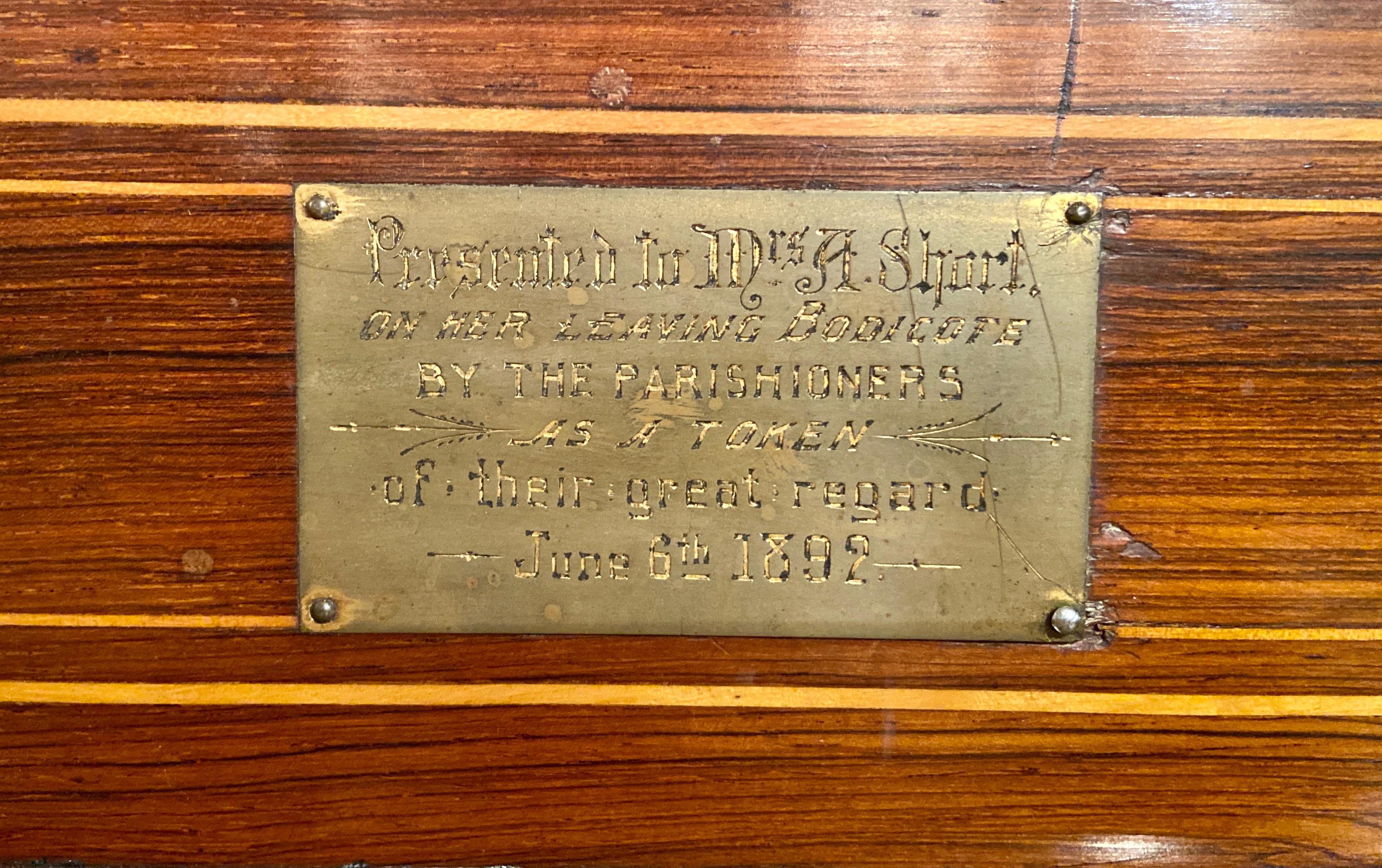 Antiker englischer Schreibtisch aus Palisanderholz mit Intarsien, um 1890 im Zustand „Gut“ im Angebot in New Orleans, LA