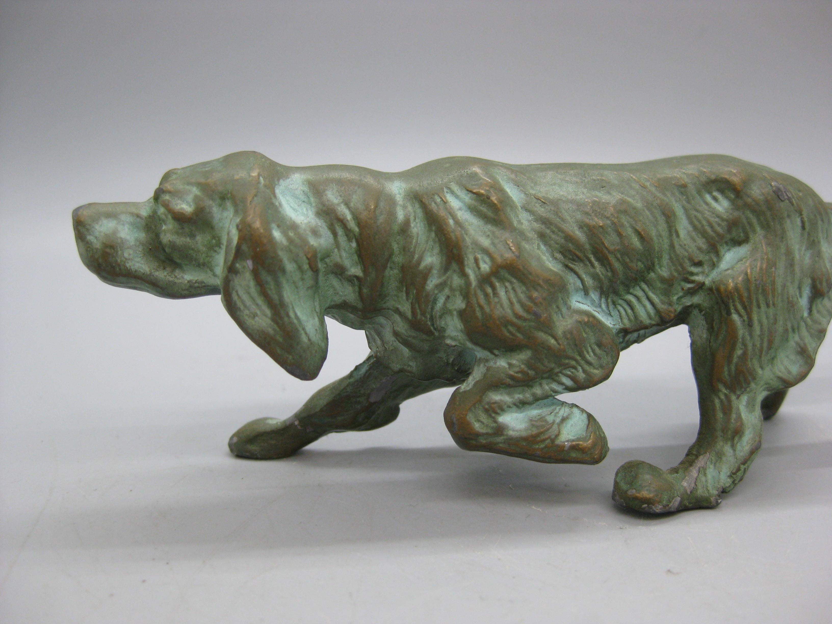Statuetta o scultura in bronzo massiccio antico con finitura verdastra di cane da caccia Setter irlandese/inglese degli anni '30 circa. Non sono riuscito a trovare una firma o un marchio di fabbrica. Ottima patina e colore. Un design e una forma