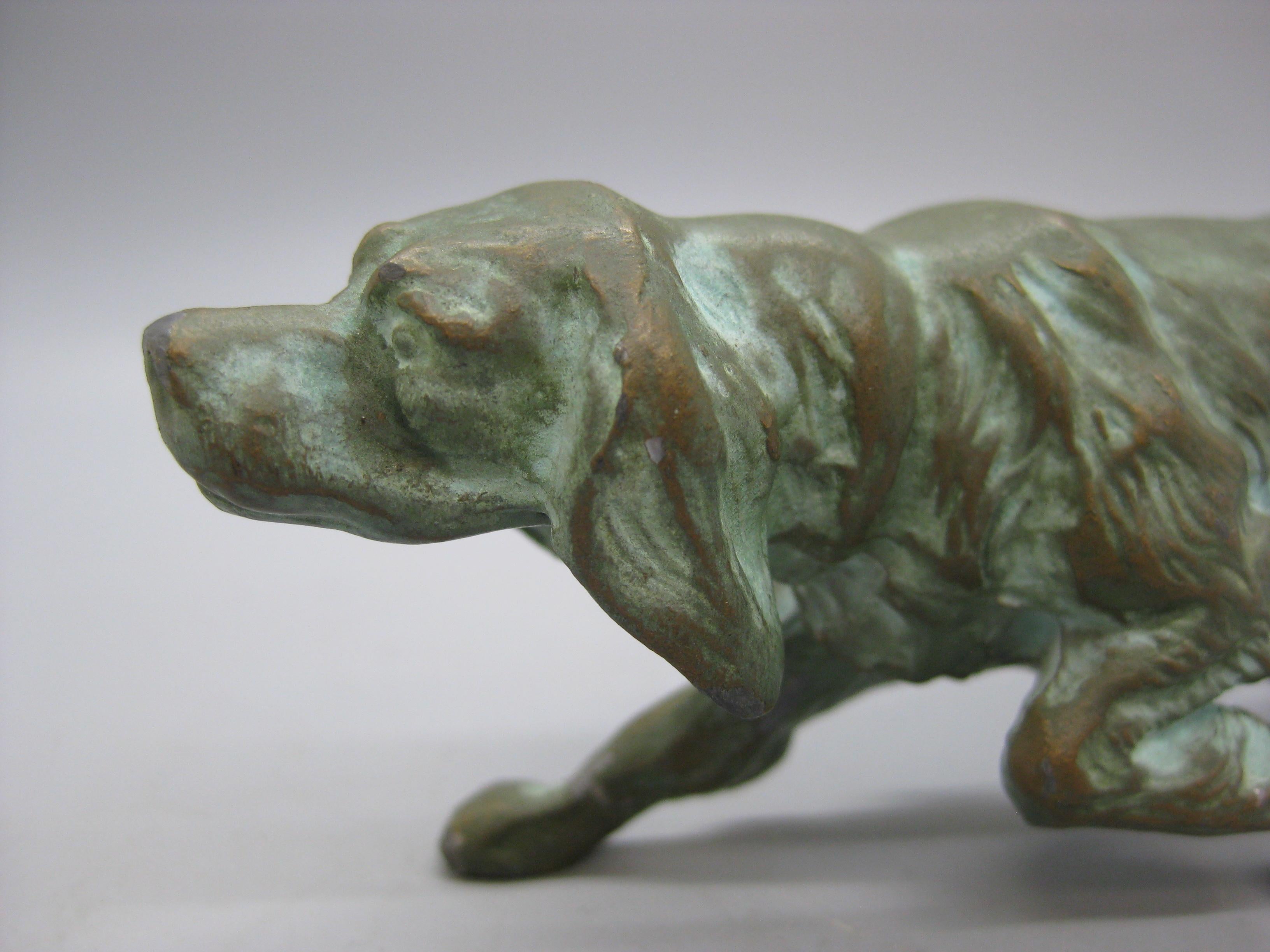 XX secolo Antique English Irish Setter Dog Figural Verdigris Bronze Figurine Sculpture in vendita
