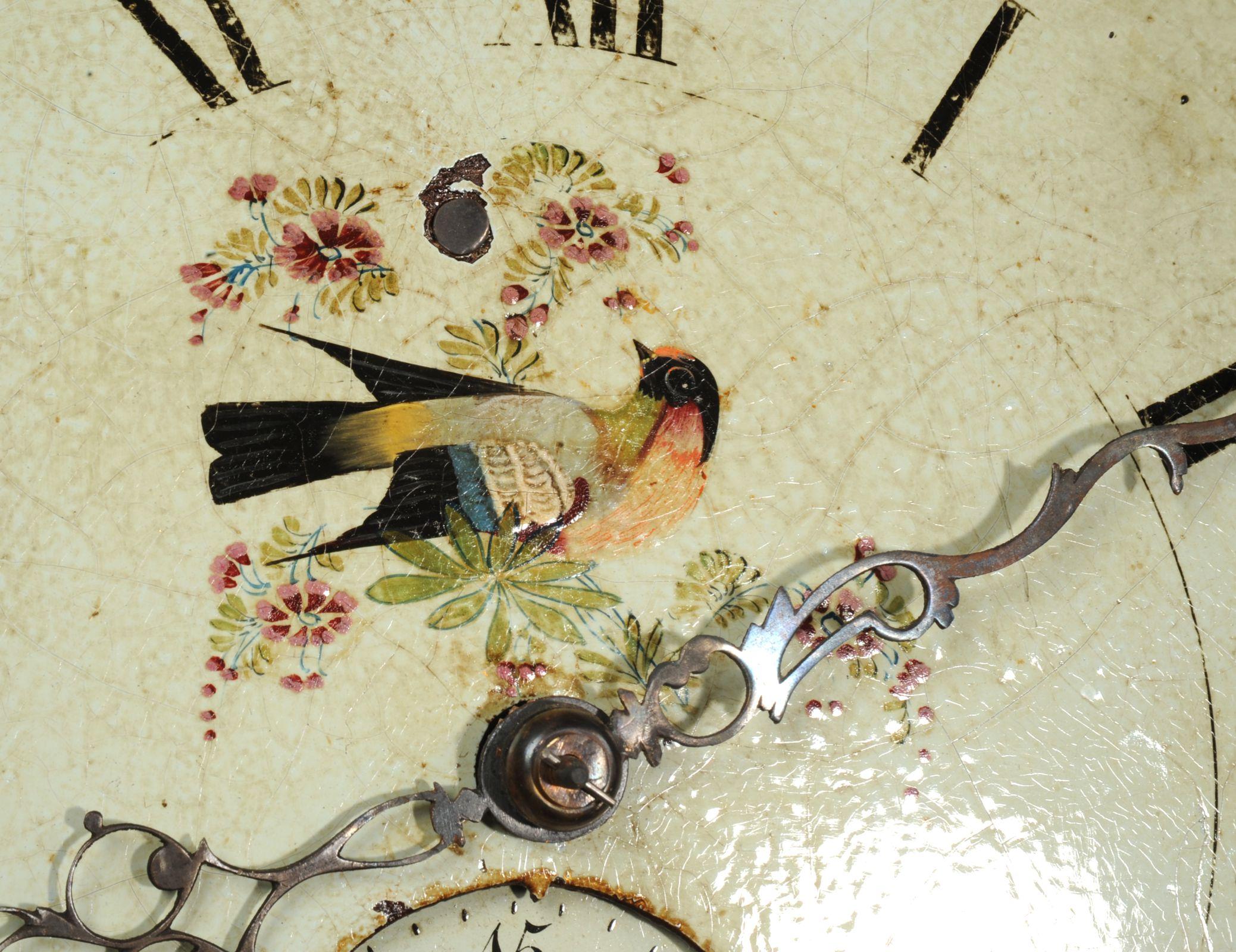 Artisanat Ancienne horloge anglaise en fer avec cadran et oiseau, entièrement fonctionnelle en vente