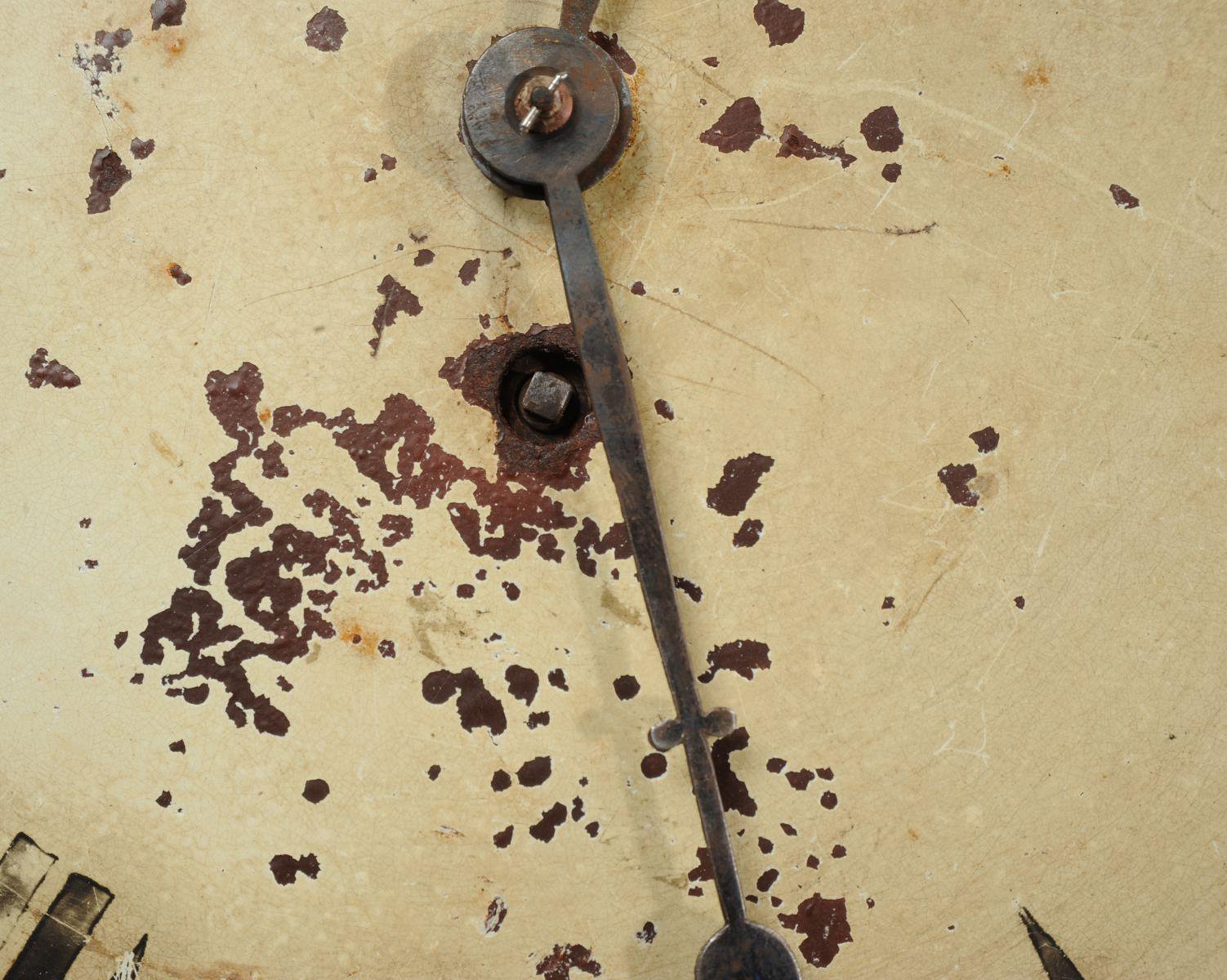 Antike englische Eisenuhr mit Zifferblatt und Industriellem Zifferblatt, voll funktionsfähig im Angebot 1