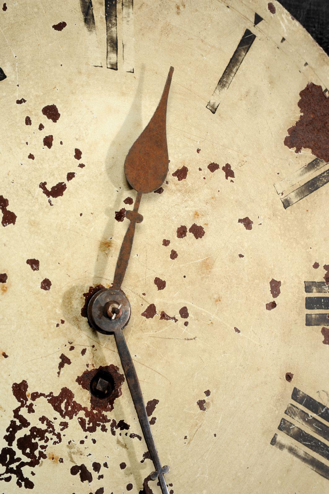 Antique English Iron Clock Dial Face Industrial Fully Working In Distressed Condition For Sale In Belper, Derbyshire