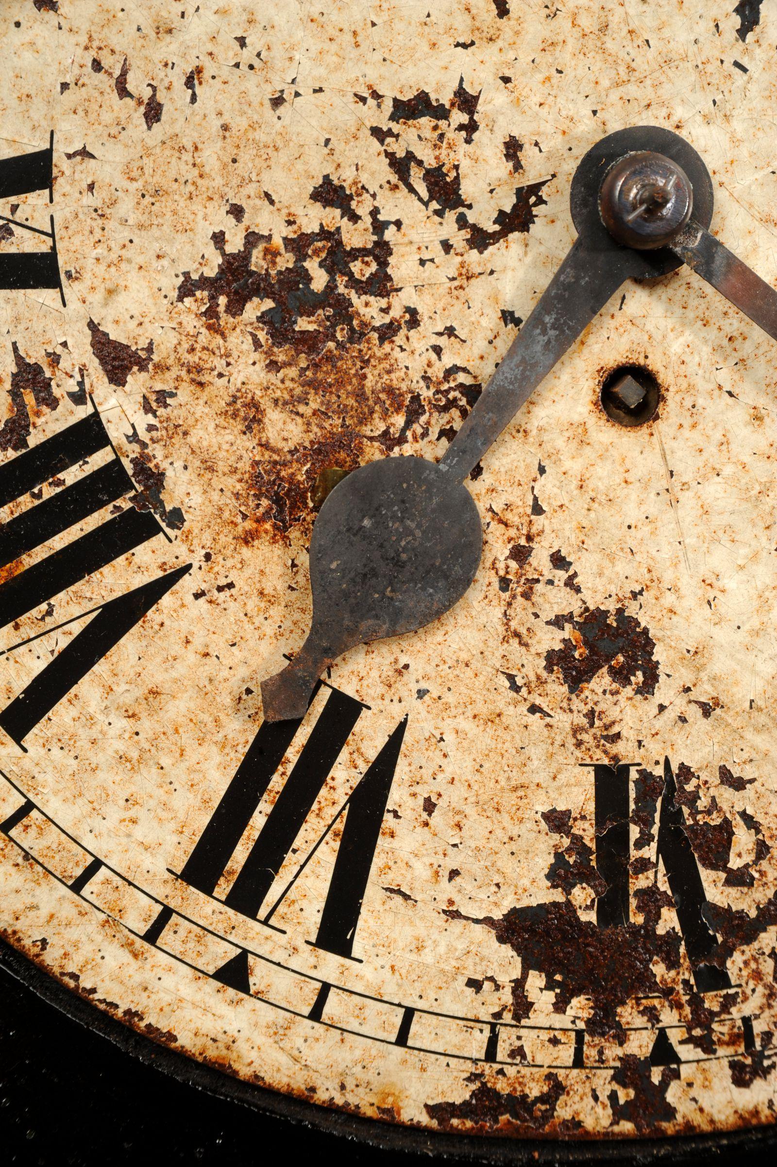 Antikes englisches Eisen-Uhr Zifferblatt Zifferblatt, voll funktionsfähig im Zustand „Starke Gebrauchsspuren“ im Angebot in Belper, Derbyshire
