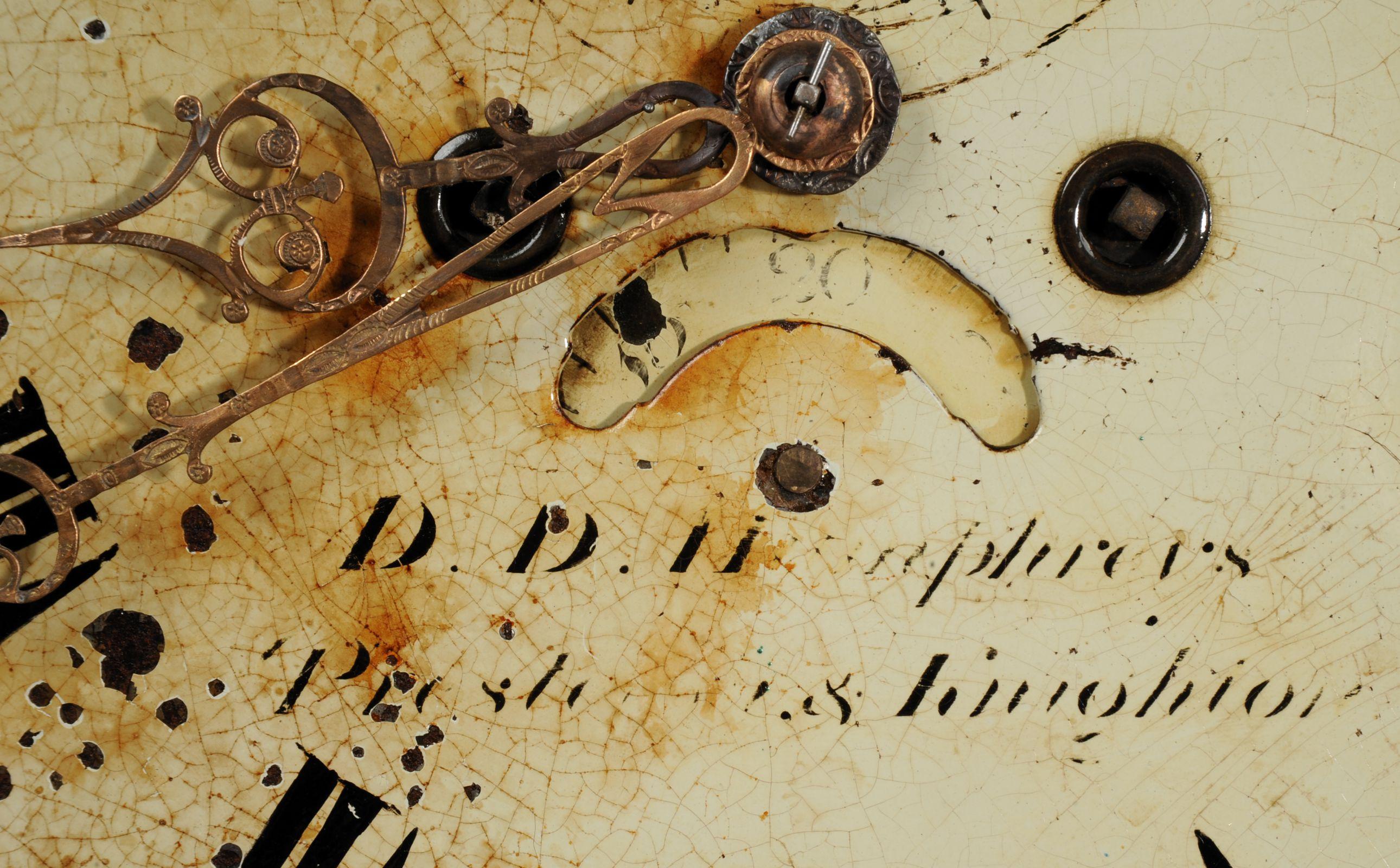 Antikes englisches Eisen-Uhrzifferblatt, Smuggler, vollständig mit Seconds Hand gearbeitet im Zustand „Starke Gebrauchsspuren“ im Angebot in Belper, Derbyshire