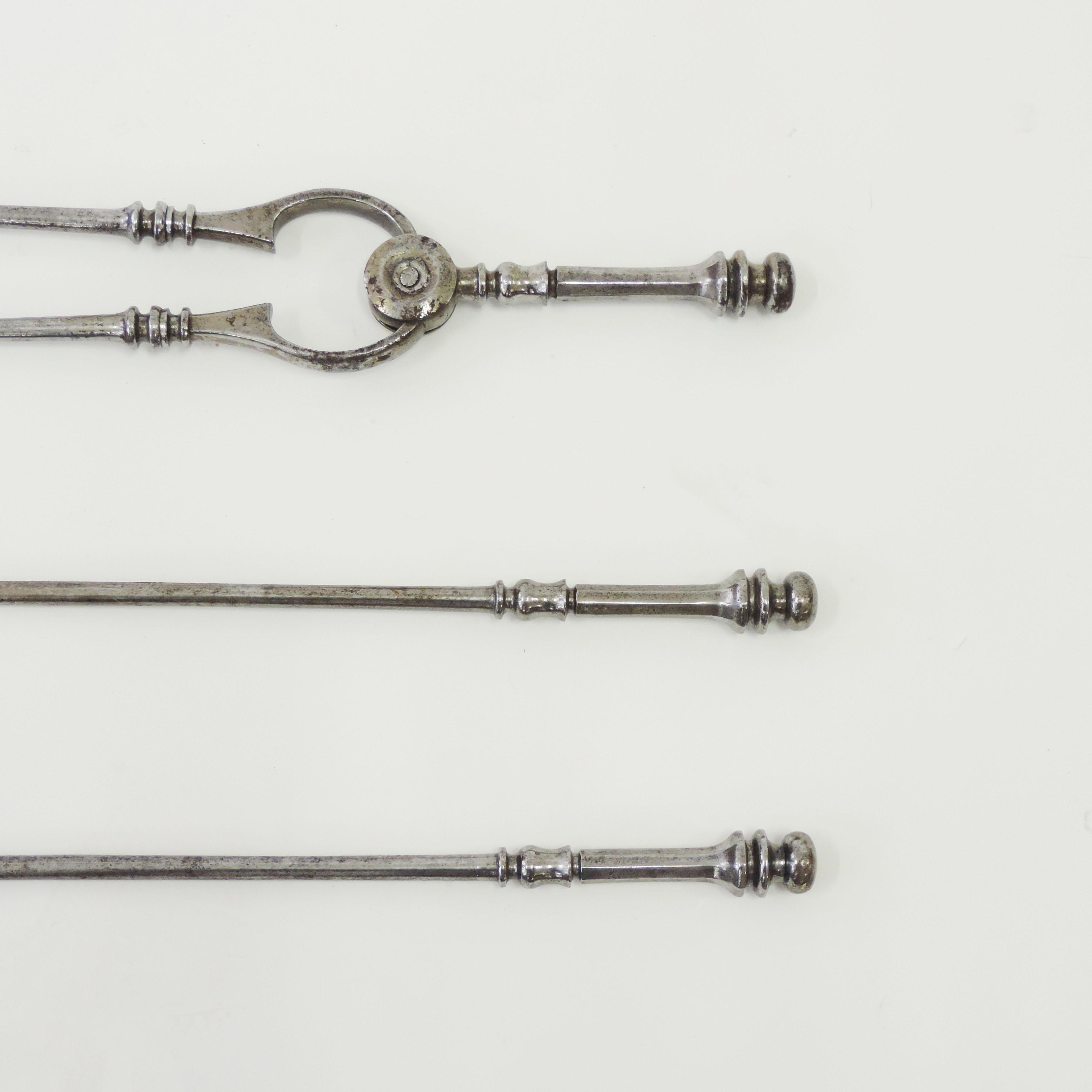 Antique English Iron Fire Place Tools Set In Good Condition For Sale In Milan, IT