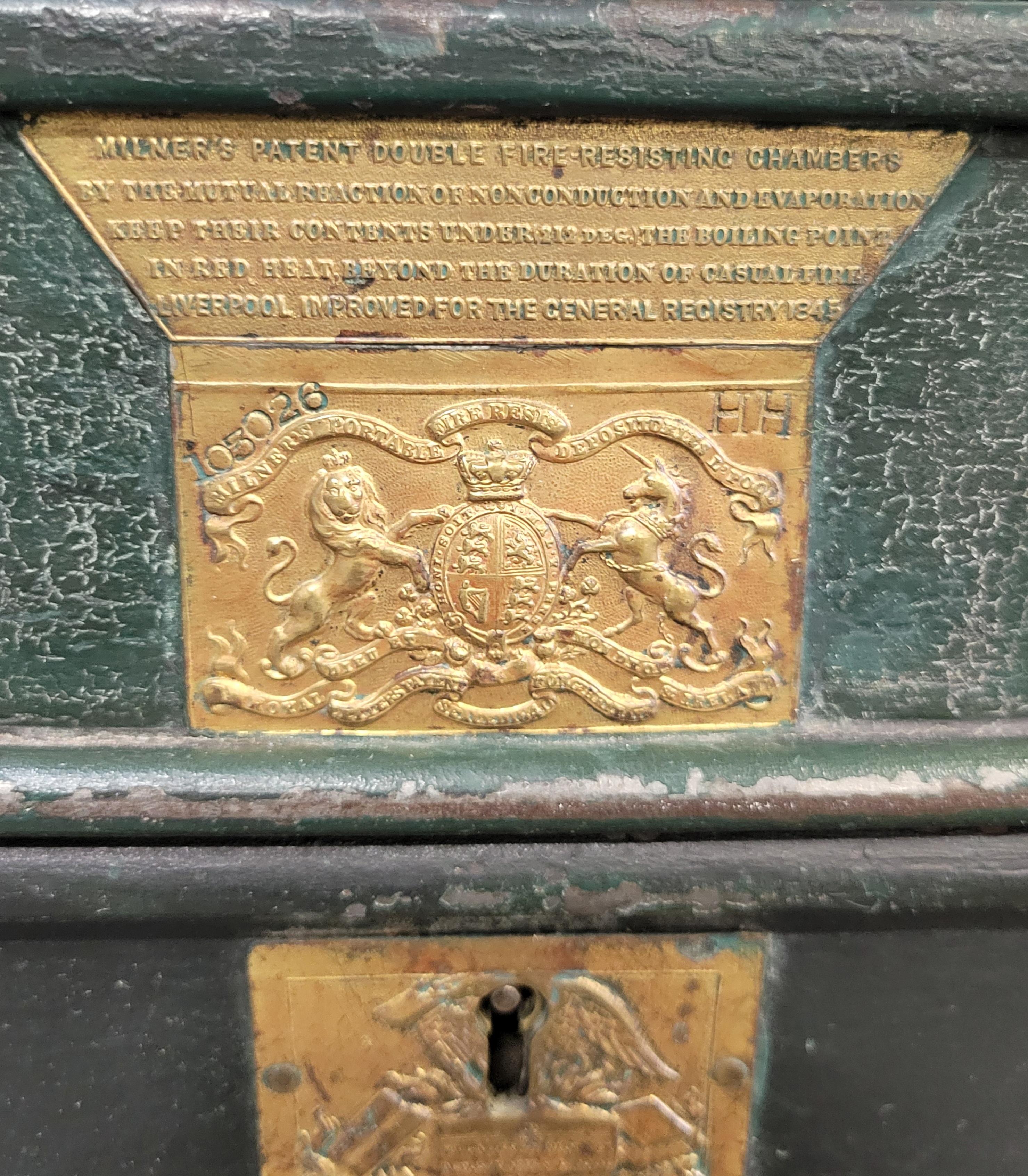 Antique coffre-fort Milner's Patent Fire Resisting Safe peint en vert en vente 3