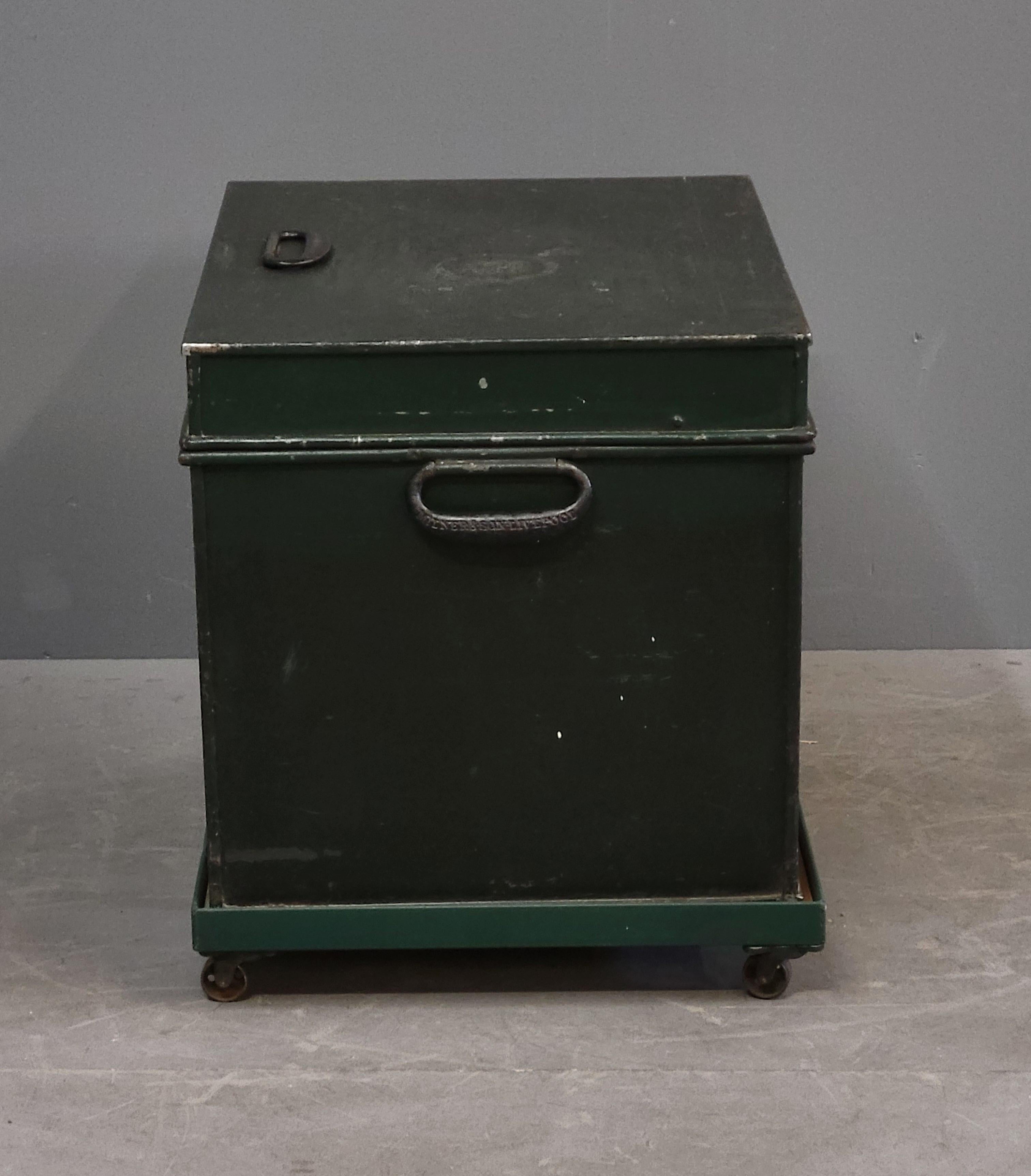 Antique coffre-fort Milner's Patent Fire Resisting Safe peint en vert en vente 4