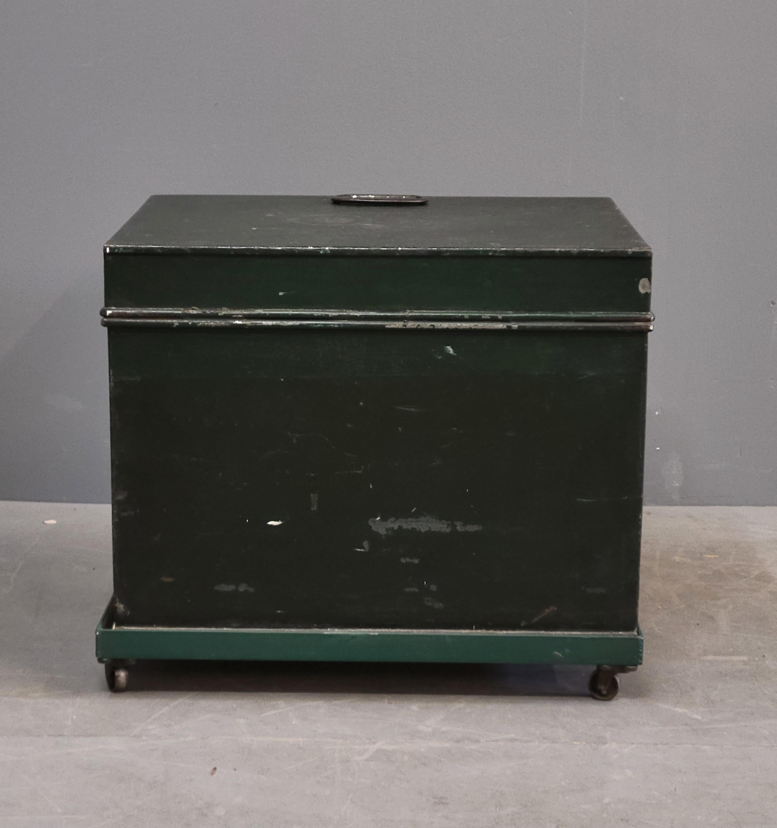 Antique coffre-fort Milner's Patent Fire Resisting Safe peint en vert en vente 5