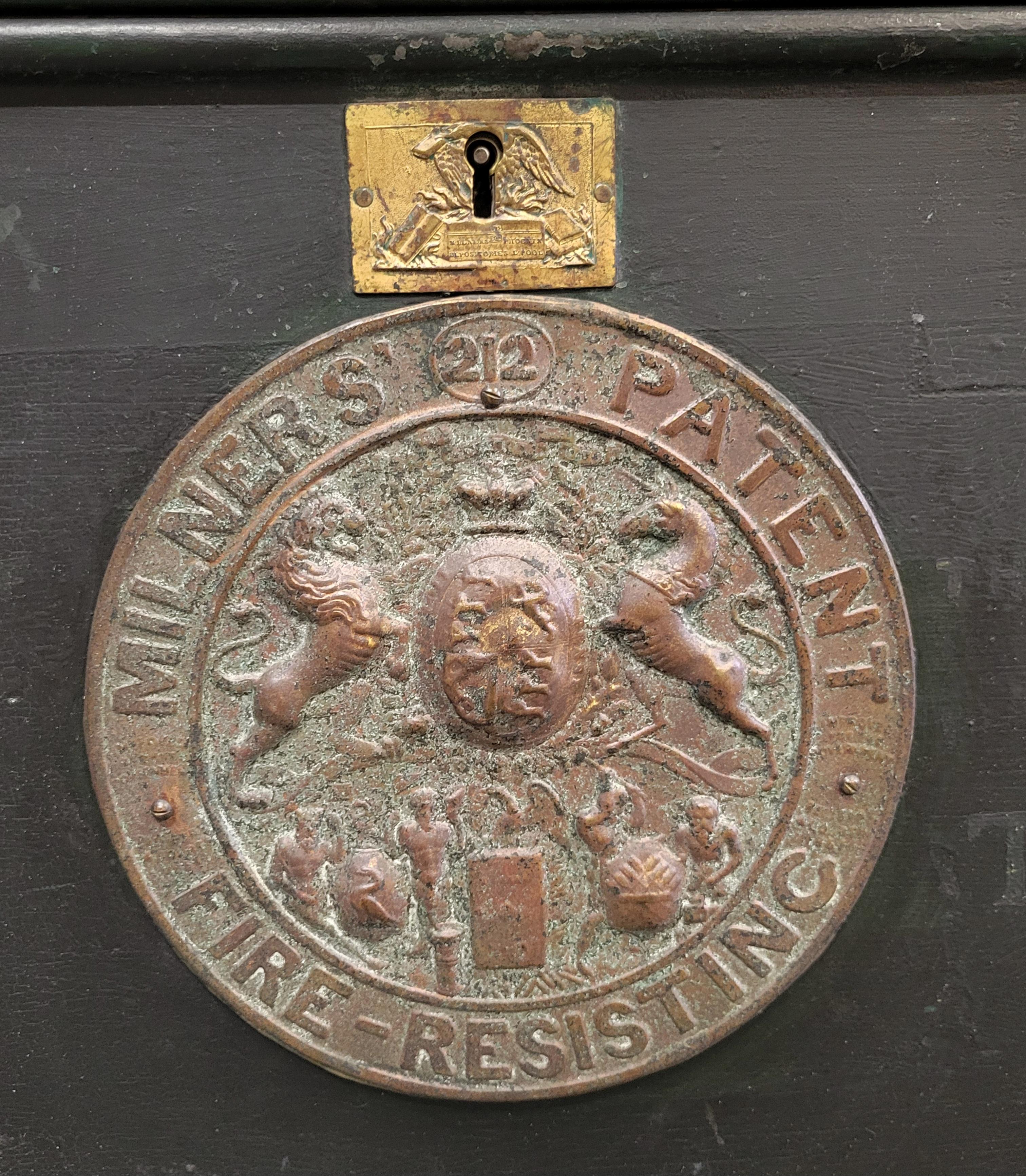 Britannique Antique coffre-fort Milner's Patent Fire Resisting Safe peint en vert en vente