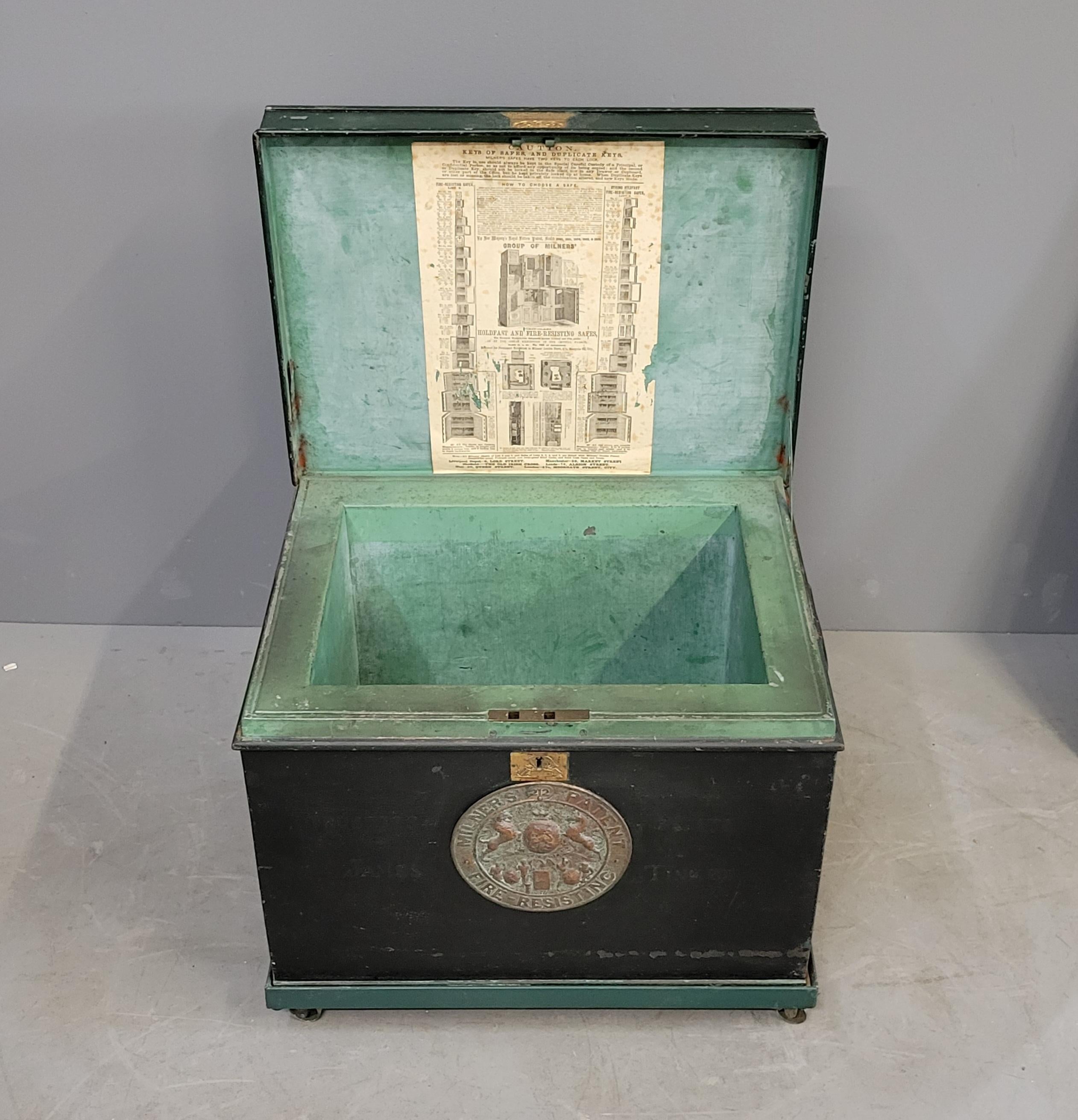 Antique coffre-fort Milner's Patent Fire Resisting Safe peint en vert Bon état - En vente à Centennial, CO