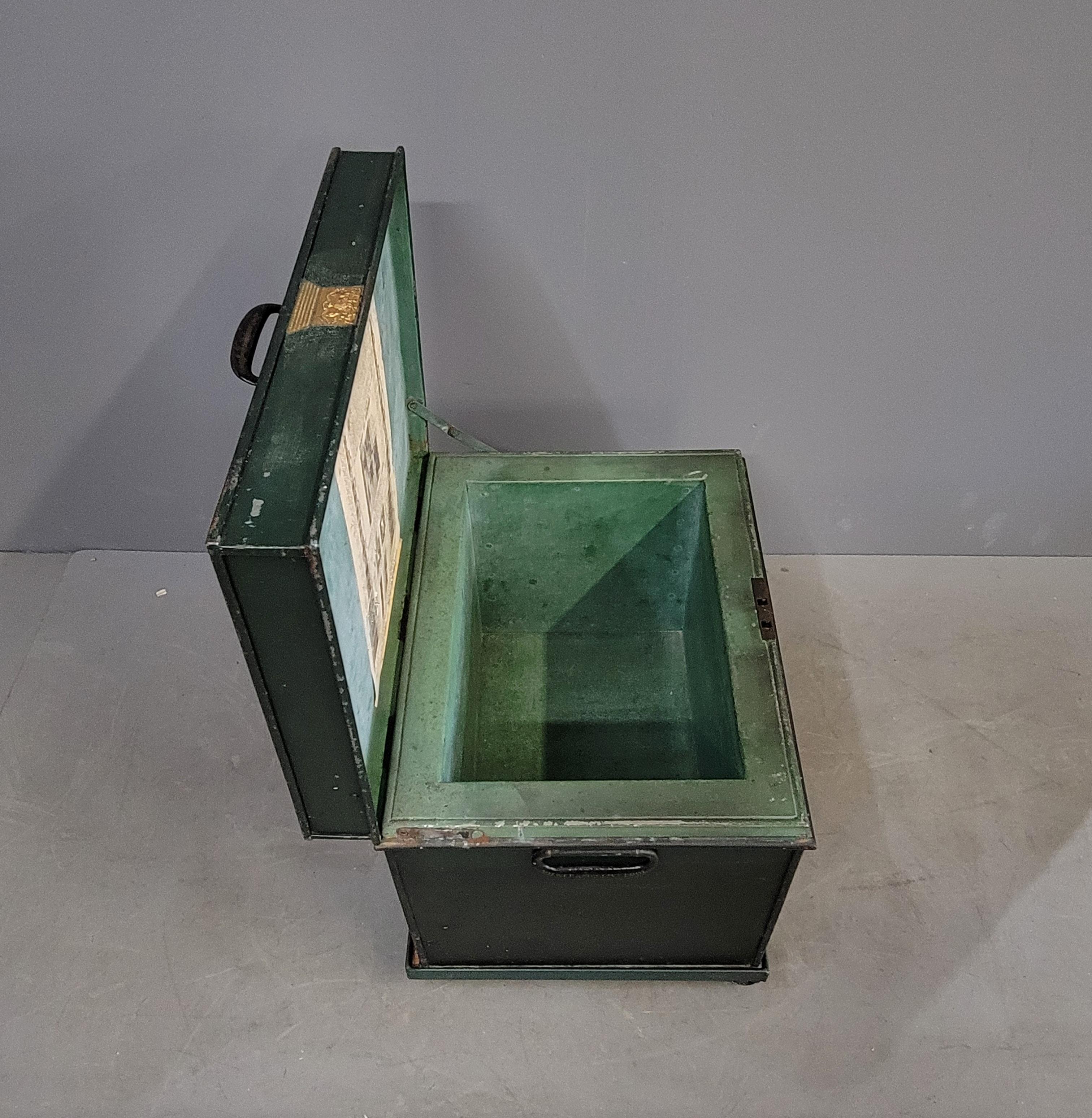 Antique English Iron Milner's Patent Fire Resisting Safe Painted Green In Good Condition In Centennial, CO