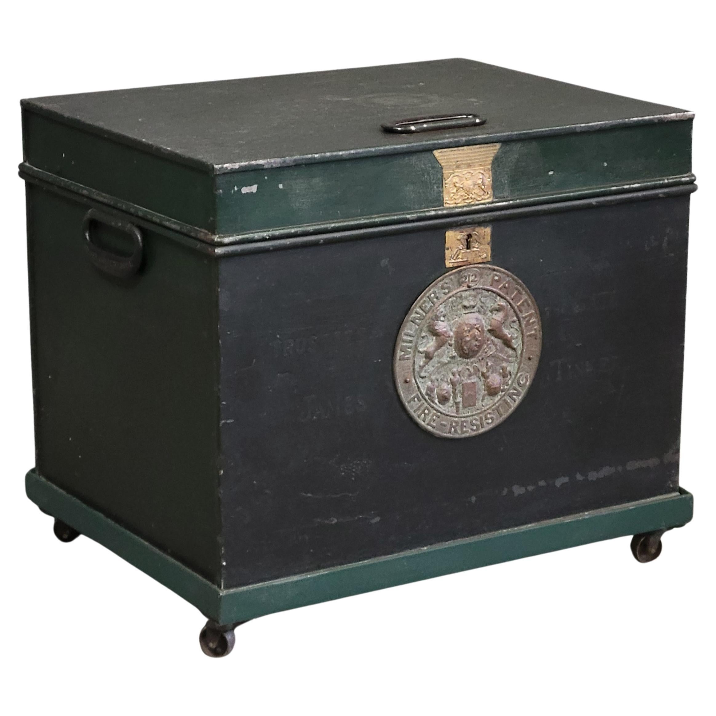 Antique coffre-fort Milner's Patent Fire Resisting Safe peint en vert