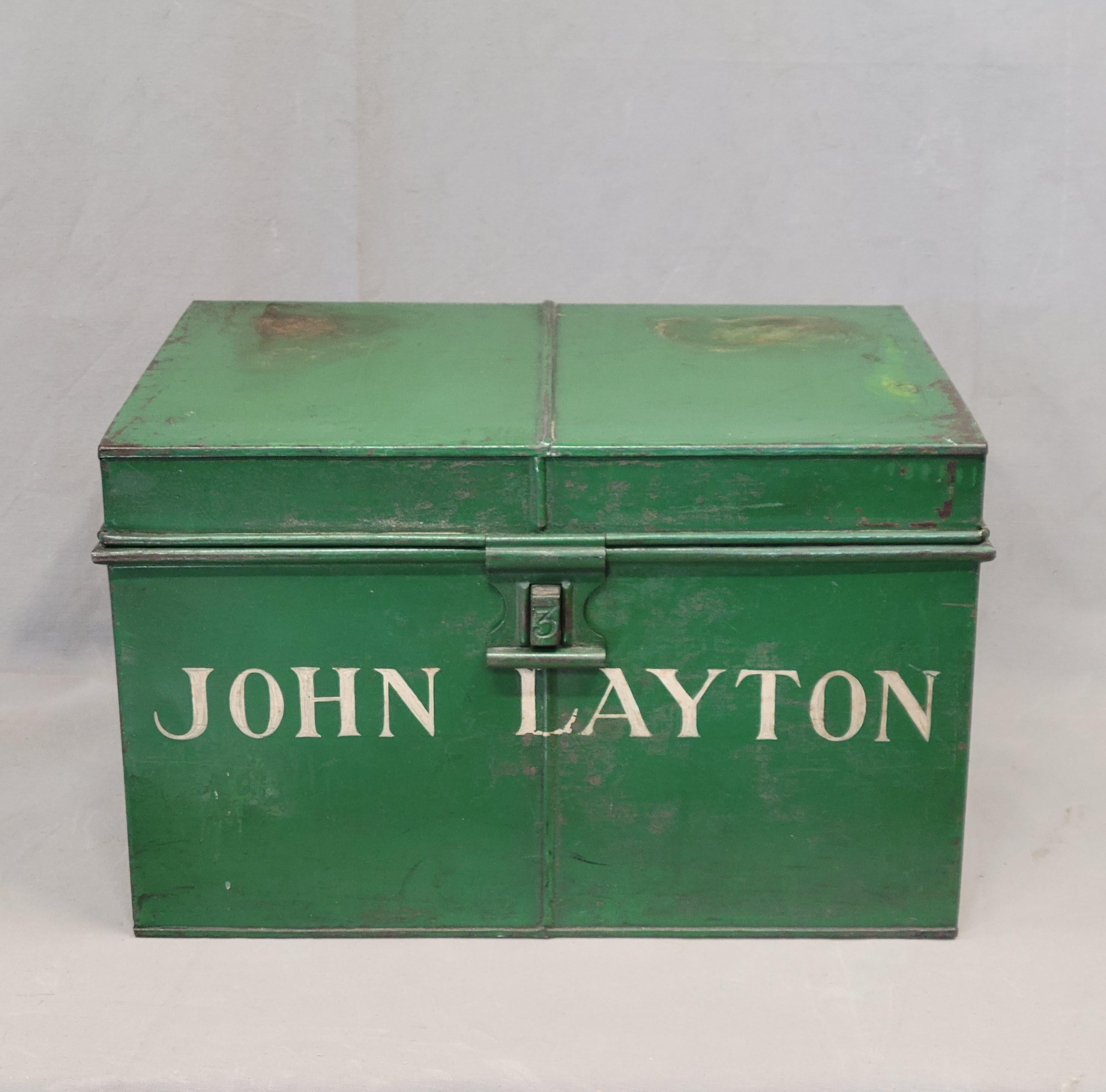 Charmante ancienne boîte à outils Milner en fer anglais peinte en vert avec l'inscription John Layton. L'étiquette du fabricant est intacte à l'intérieur. Avec le nom inscrit et les étiquettes de numérotation, il s'agit peut-être d'un coffre-fort.