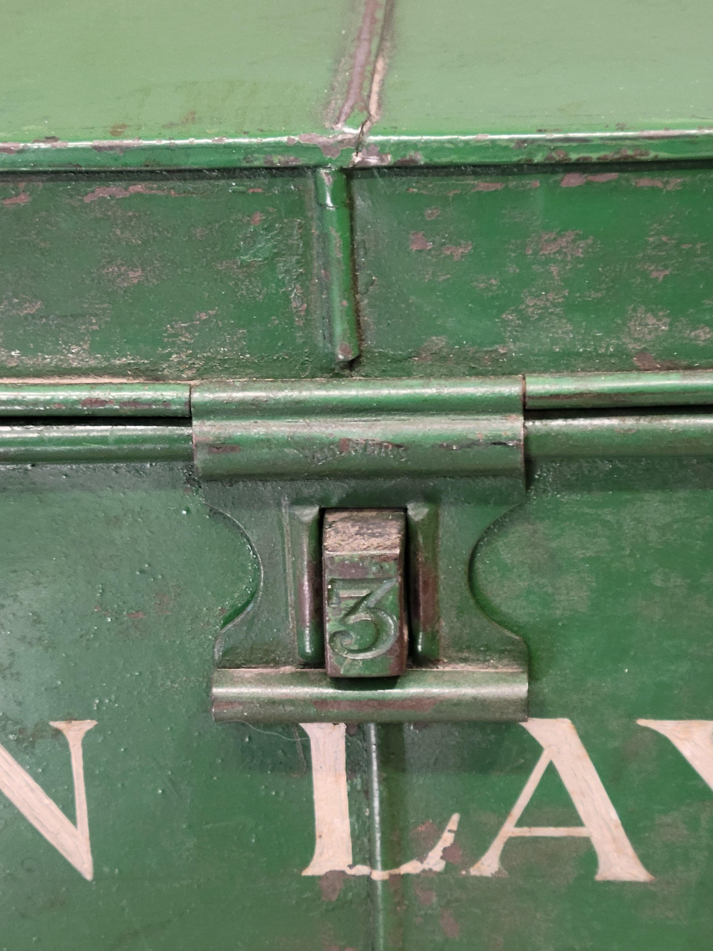 20ième siècle Ancienne boîte de Milner's strong en fer anglais avec inscription (RL) en vente