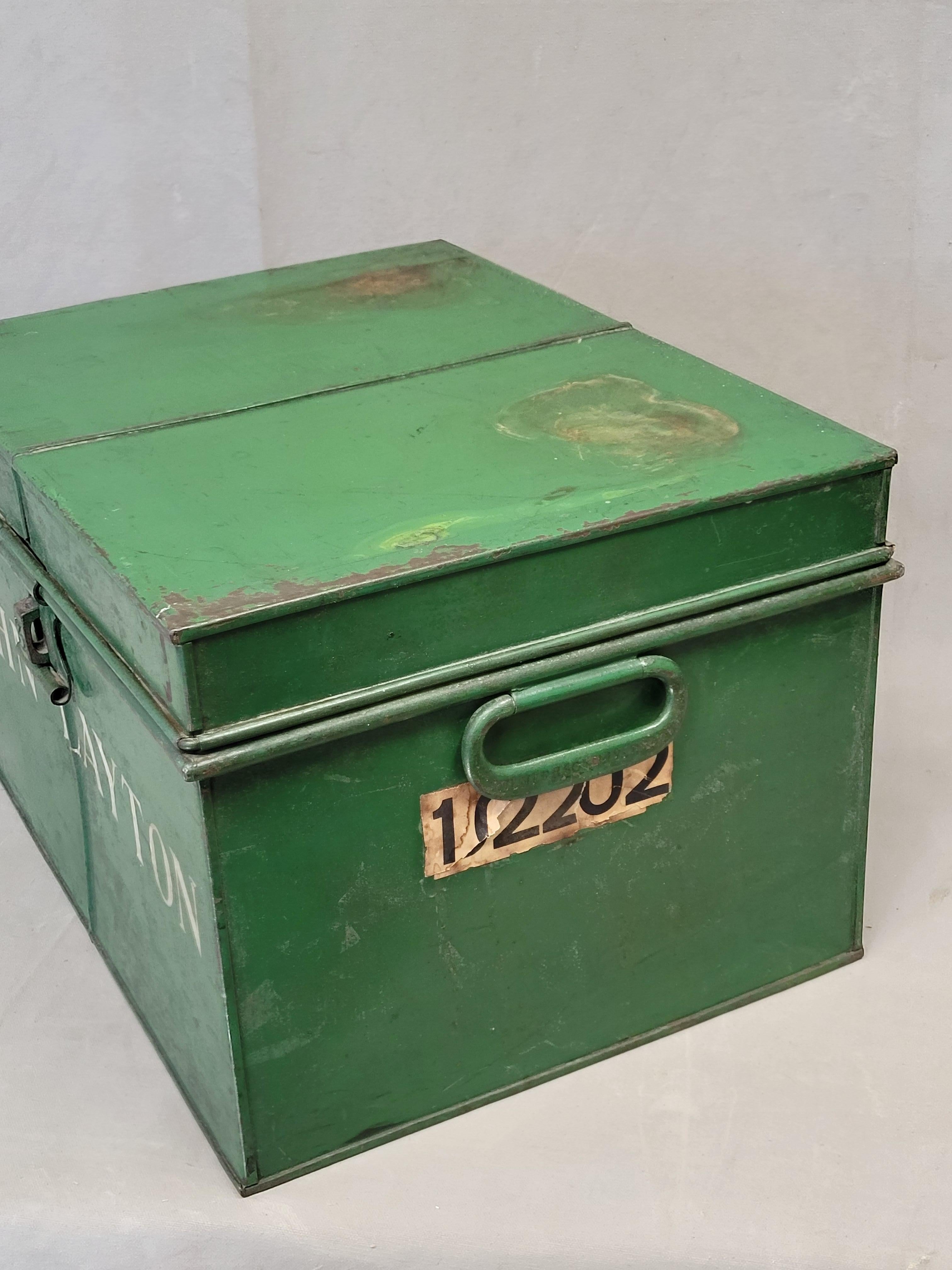 Ancienne boîte de Milner's strong en fer anglais avec inscription (RL) en vente 1
