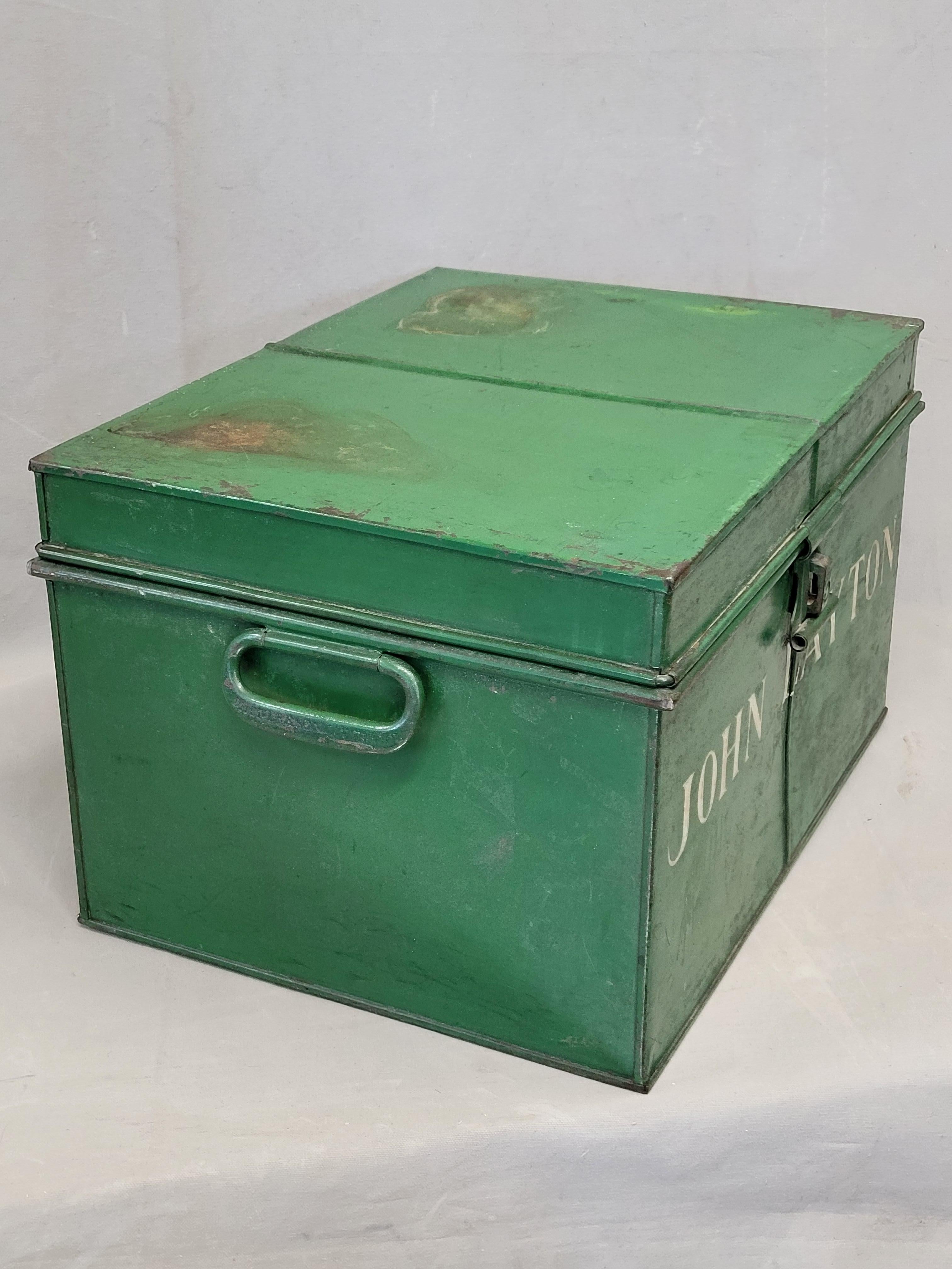 Ancienne boîte de Milner's strong en fer anglais avec inscription (RL) en vente 2