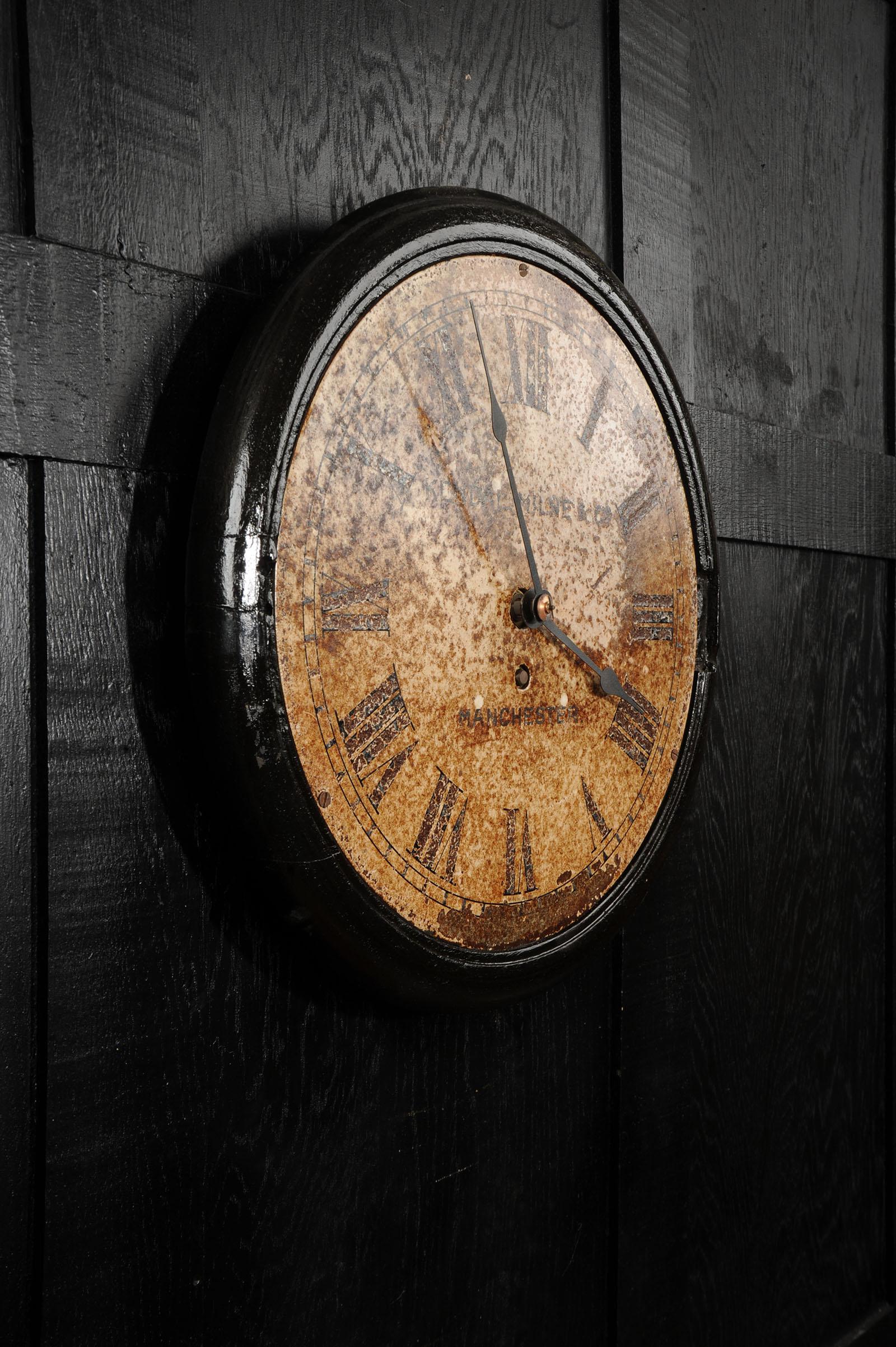 Antico orologio da parete inglese in ferro con quadrante A.A. Milne & Co. Manchester in vendita 2