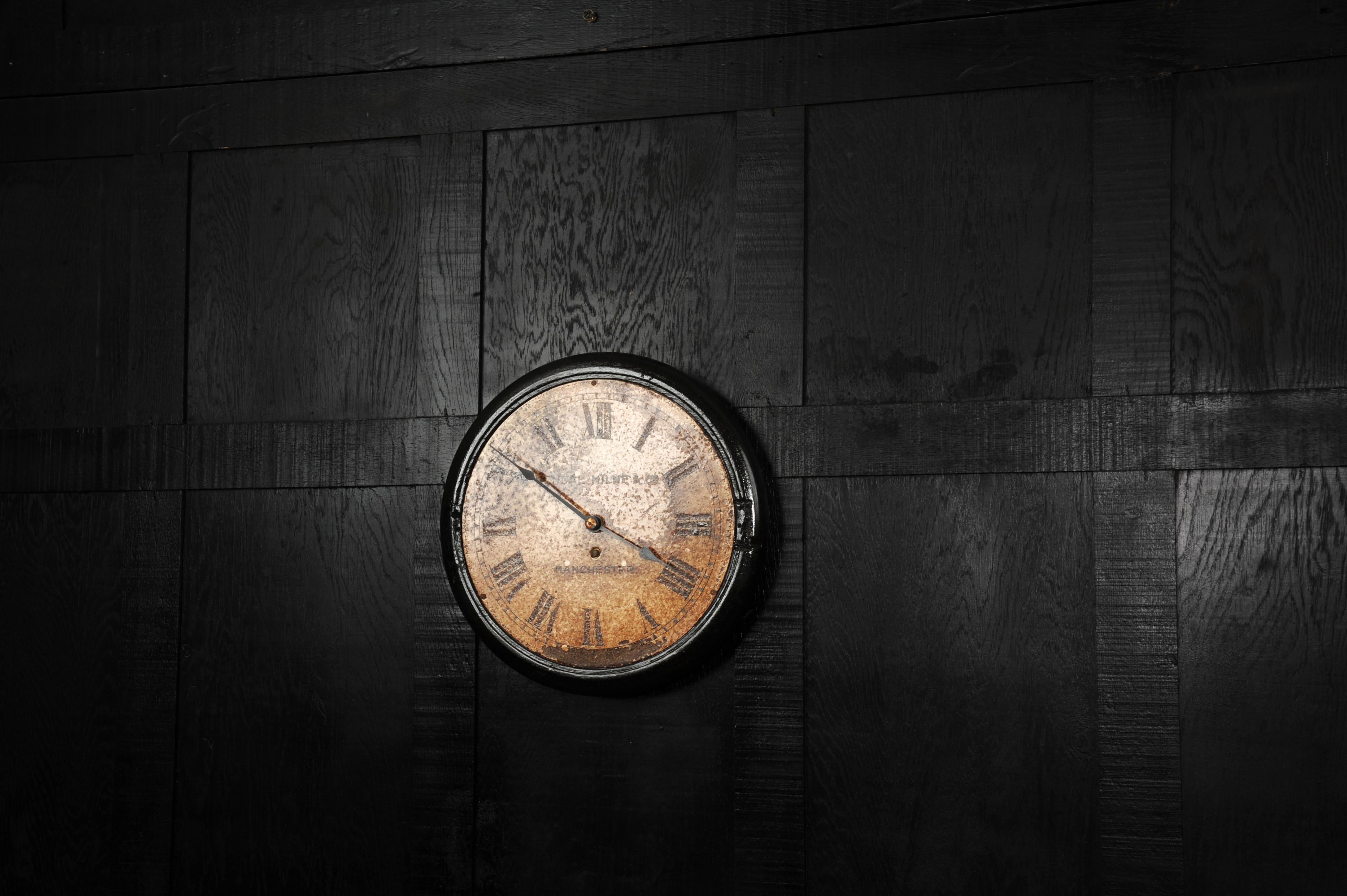 Industriale Antico orologio da parete inglese in ferro con quadrante A.A. Milne & Co. Manchester in vendita