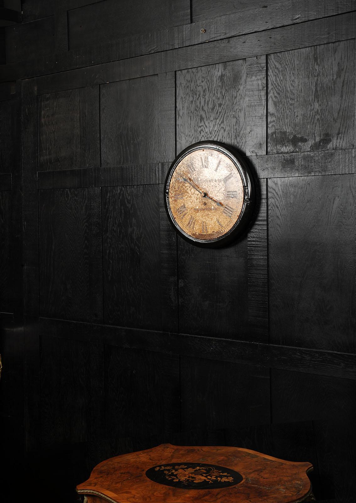 Britannico Antico orologio da parete inglese in ferro con quadrante A.A. Milne & Co. Manchester in vendita