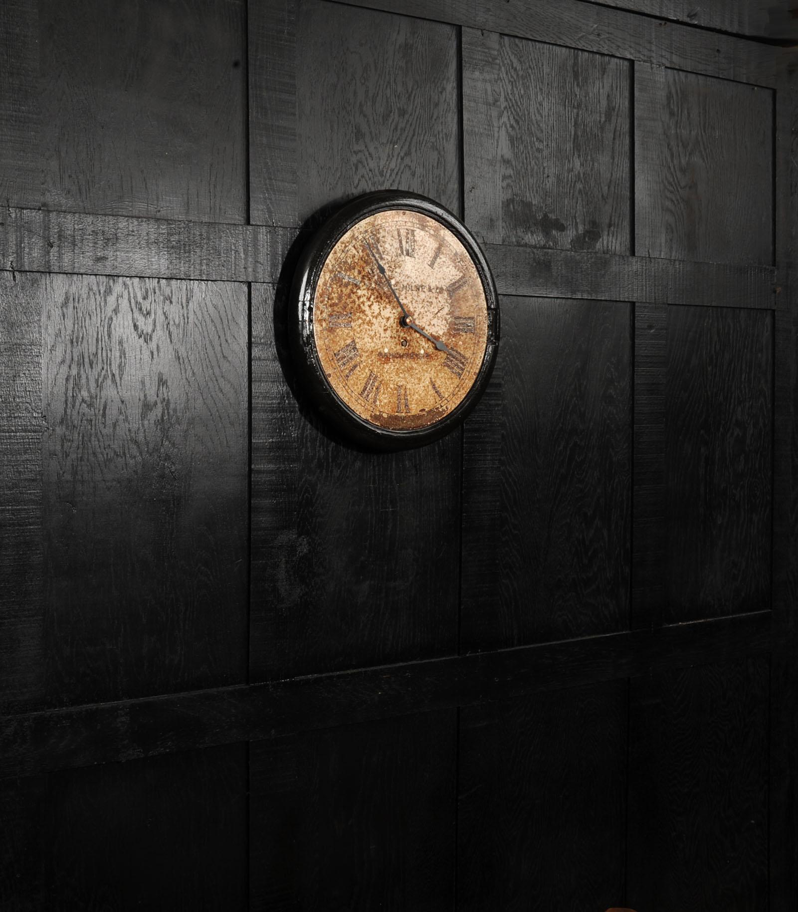 XIX secolo Antico orologio da parete inglese in ferro con quadrante A.A. Milne & Co. Manchester in vendita