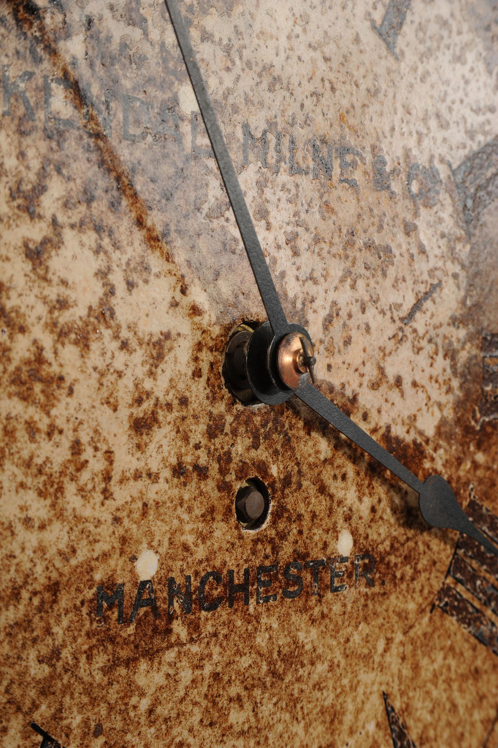 Antico orologio da parete inglese in ferro con quadrante A.A. Milne & Co. Manchester in vendita 1