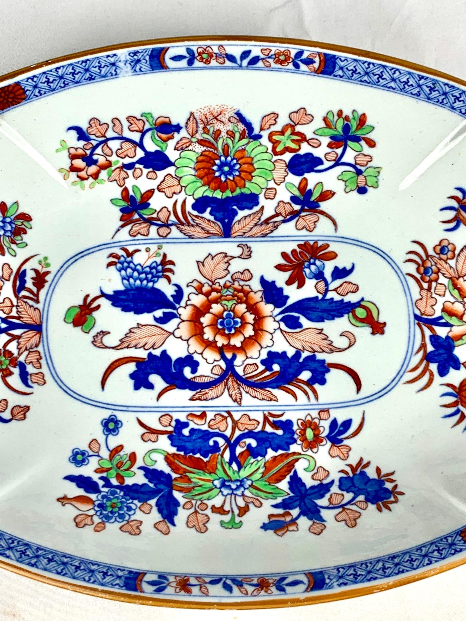 Diese ovale Schale aus Eisenstein wurde um 1830 von Spode in England hergestellt und ist mit Blumen in einer reichen Imari-Farbpalette aus Kobaltblau und Eisenrot verziert, mit Akzenten von grünem Laub.
Das Blumen- und Blattwerk wurde zunächst im