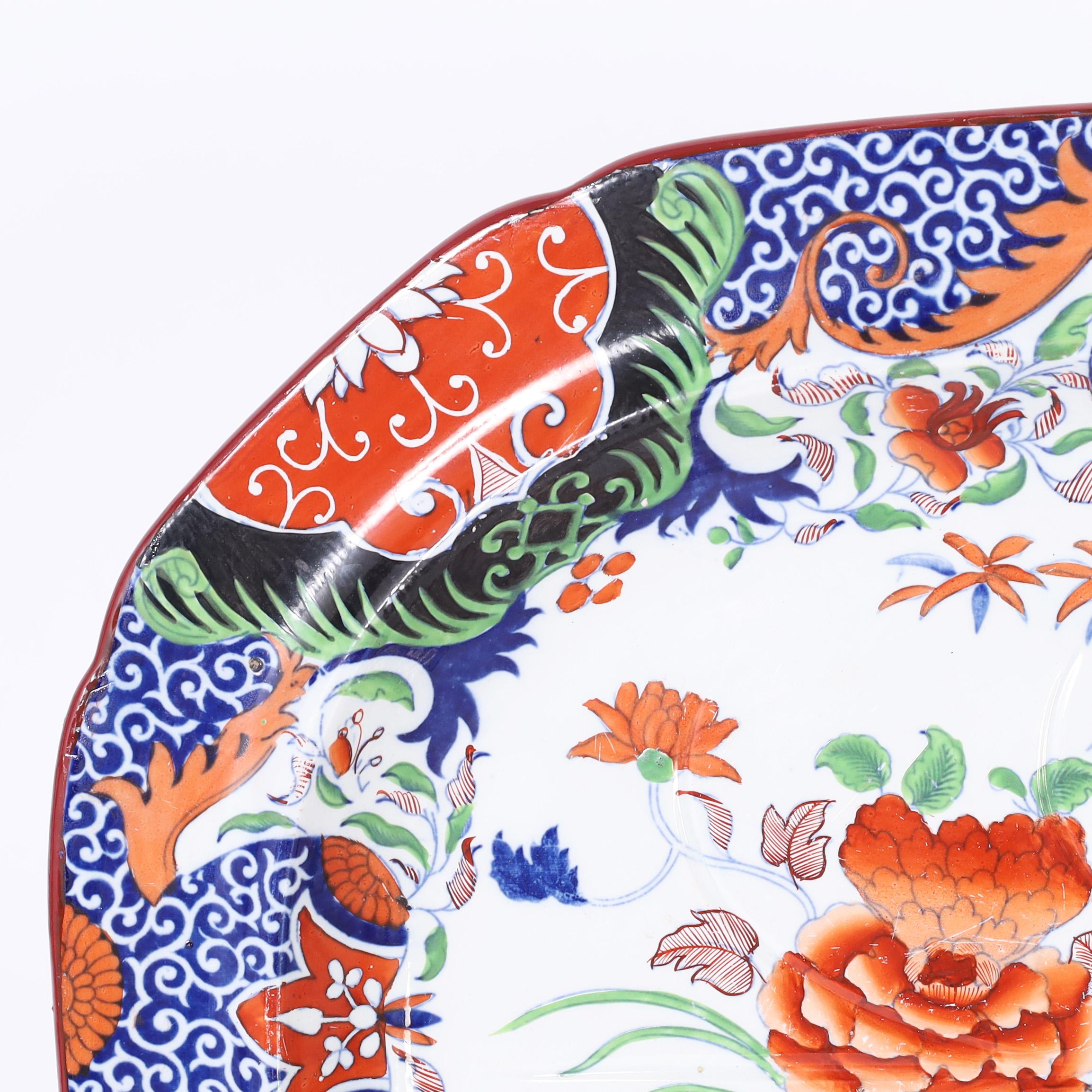 Magnifique plat anglais en pierre de fer du 19e siècle décoré à la main en Chinoiserie avec des bambous et des fleurs à l'intérieur d'une bordure florale colorée. 