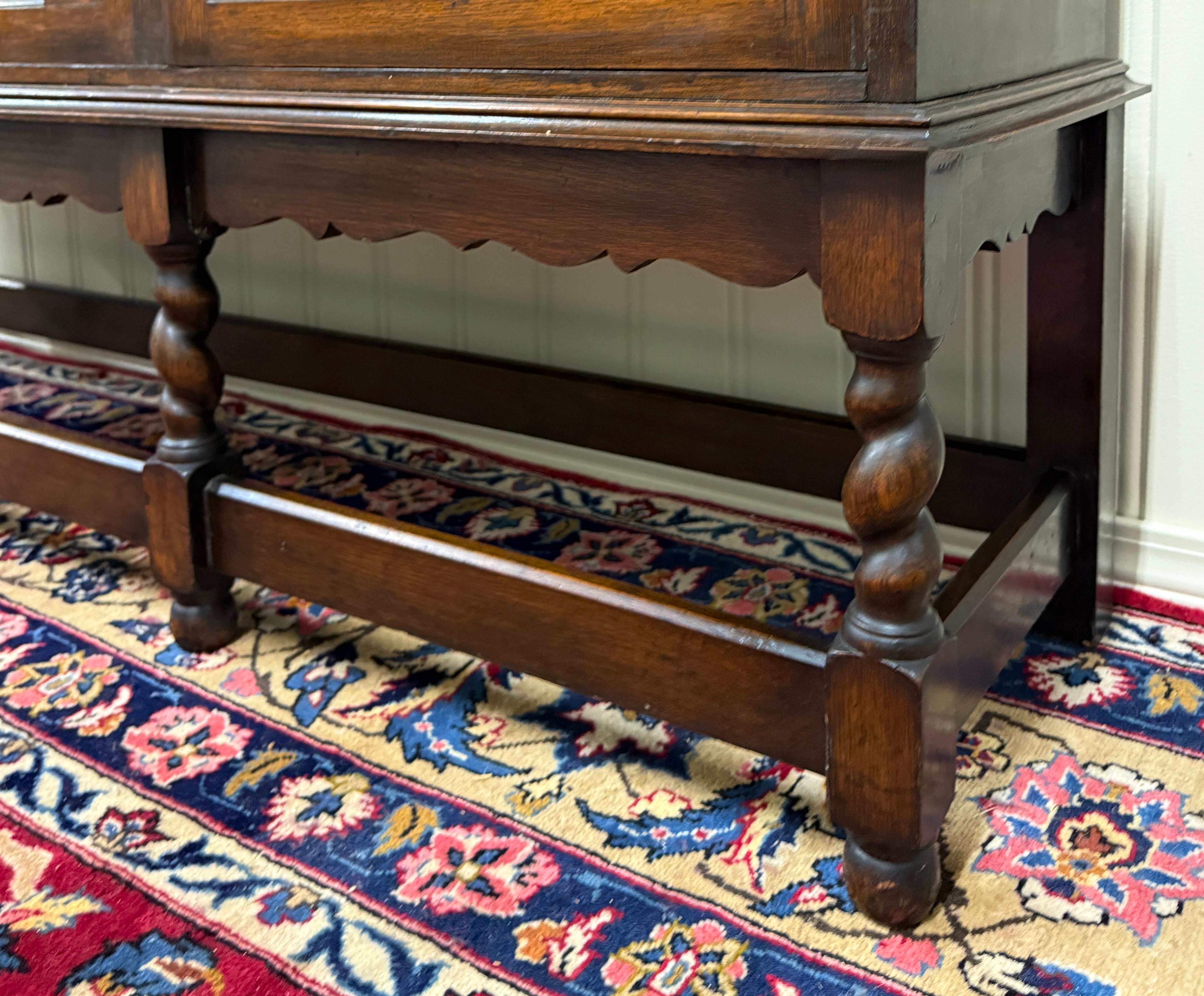 Ancienne bibliothèque anglaise jacobéenne Armoire verre ondulé Barley Twist Oak en vente 2
