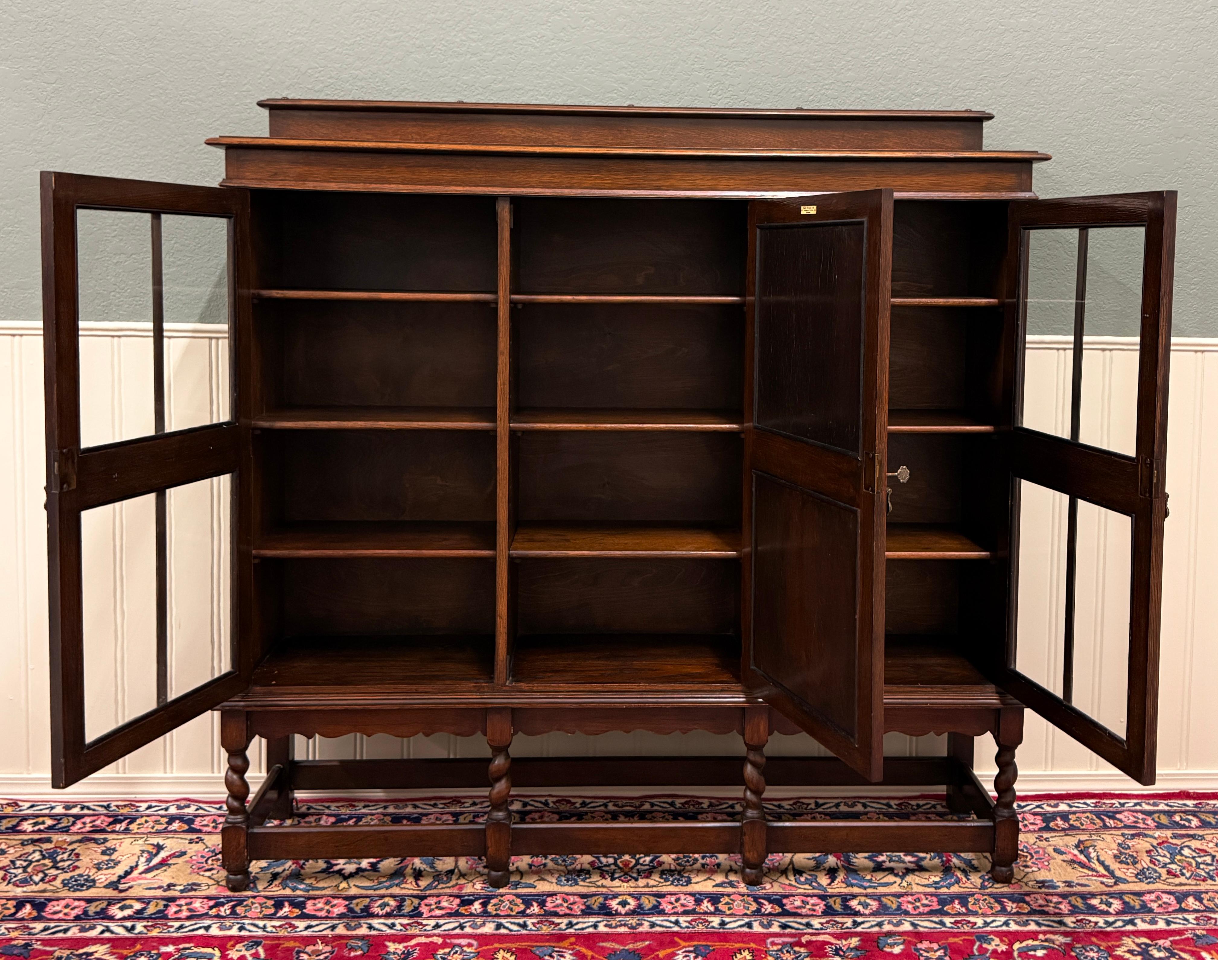 Ancienne bibliothèque anglaise jacobéenne Armoire verre ondulé Barley Twist Oak en vente 4