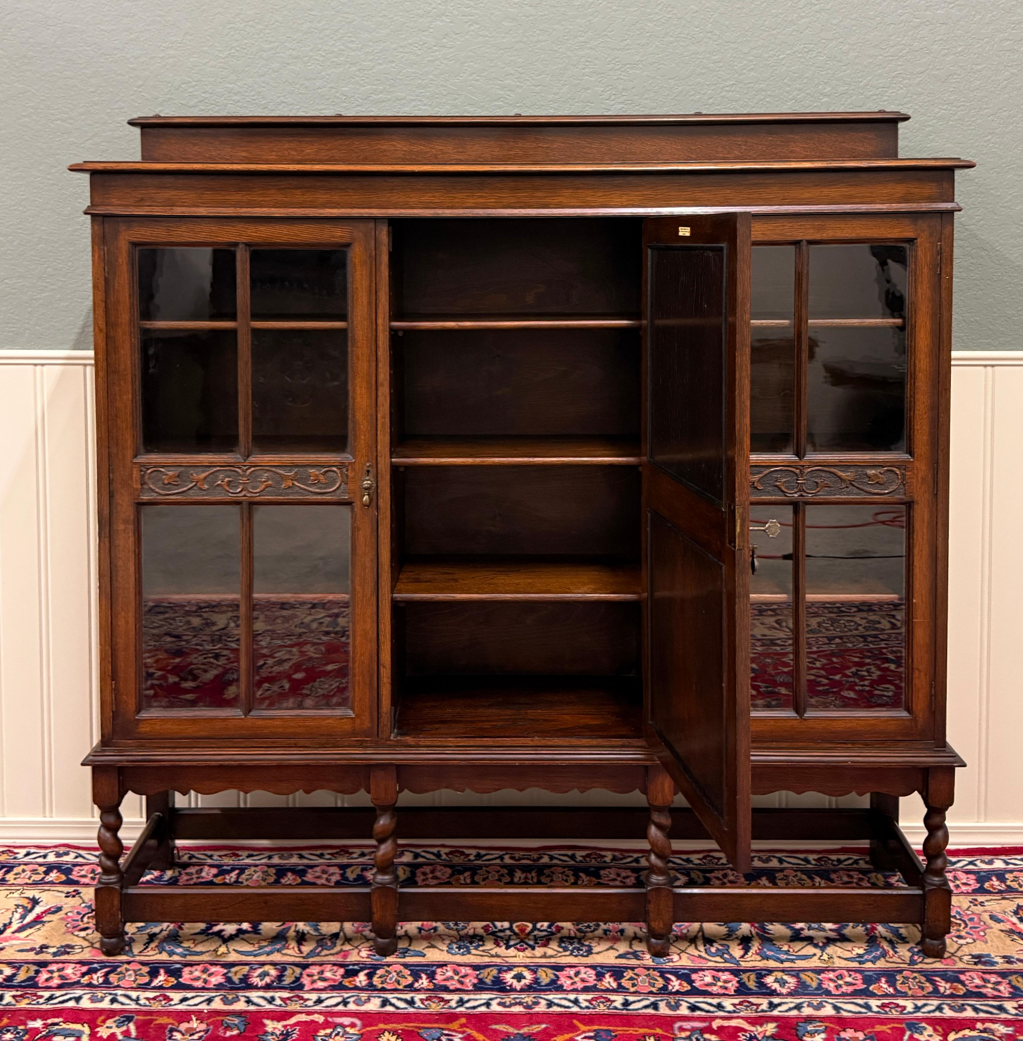 Ancienne bibliothèque anglaise jacobéenne Armoire verre ondulé Barley Twist Oak en vente 6