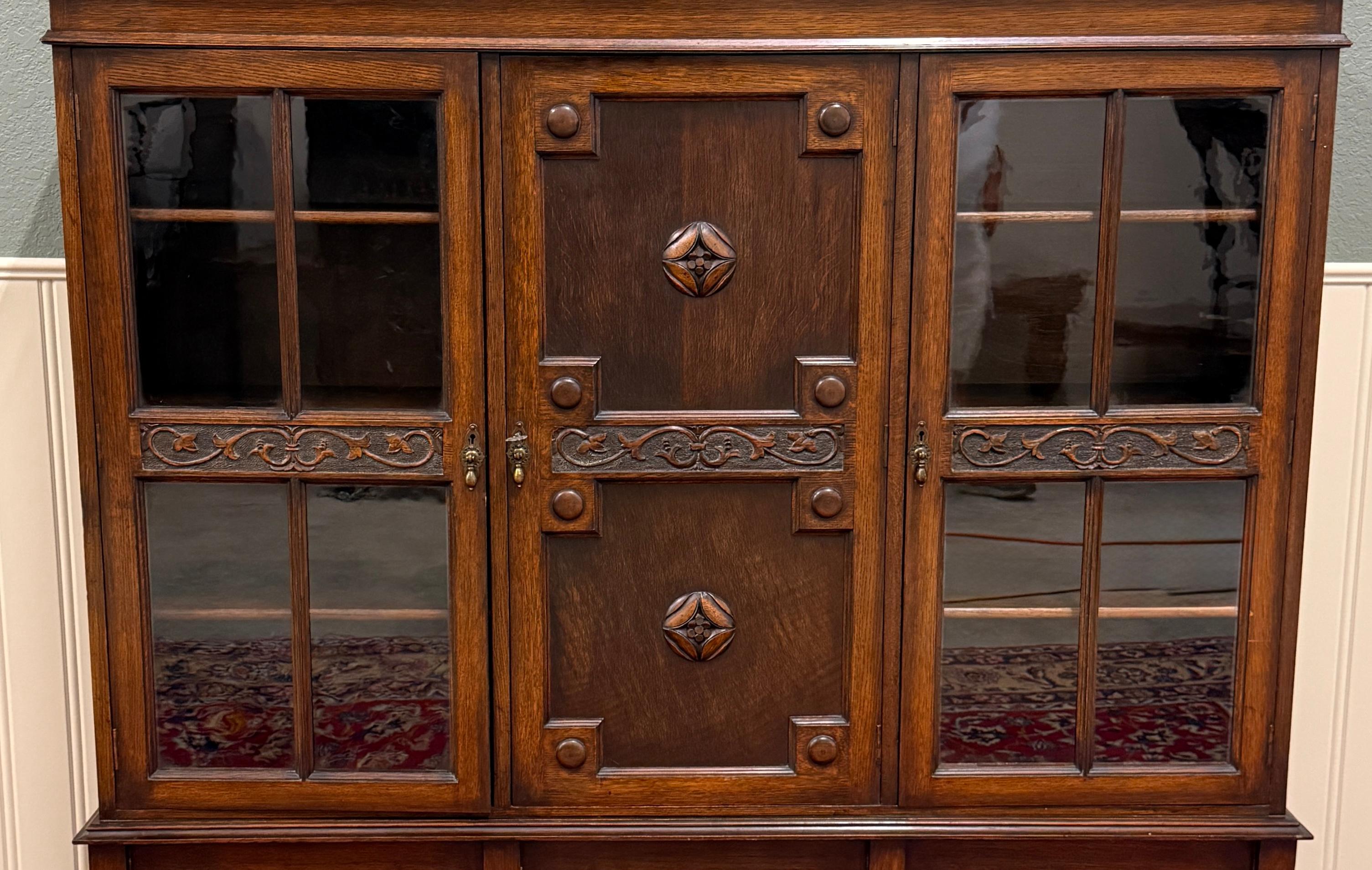 Jacobéen Ancienne bibliothèque anglaise jacobéenne Armoire verre ondulé Barley Twist Oak en vente