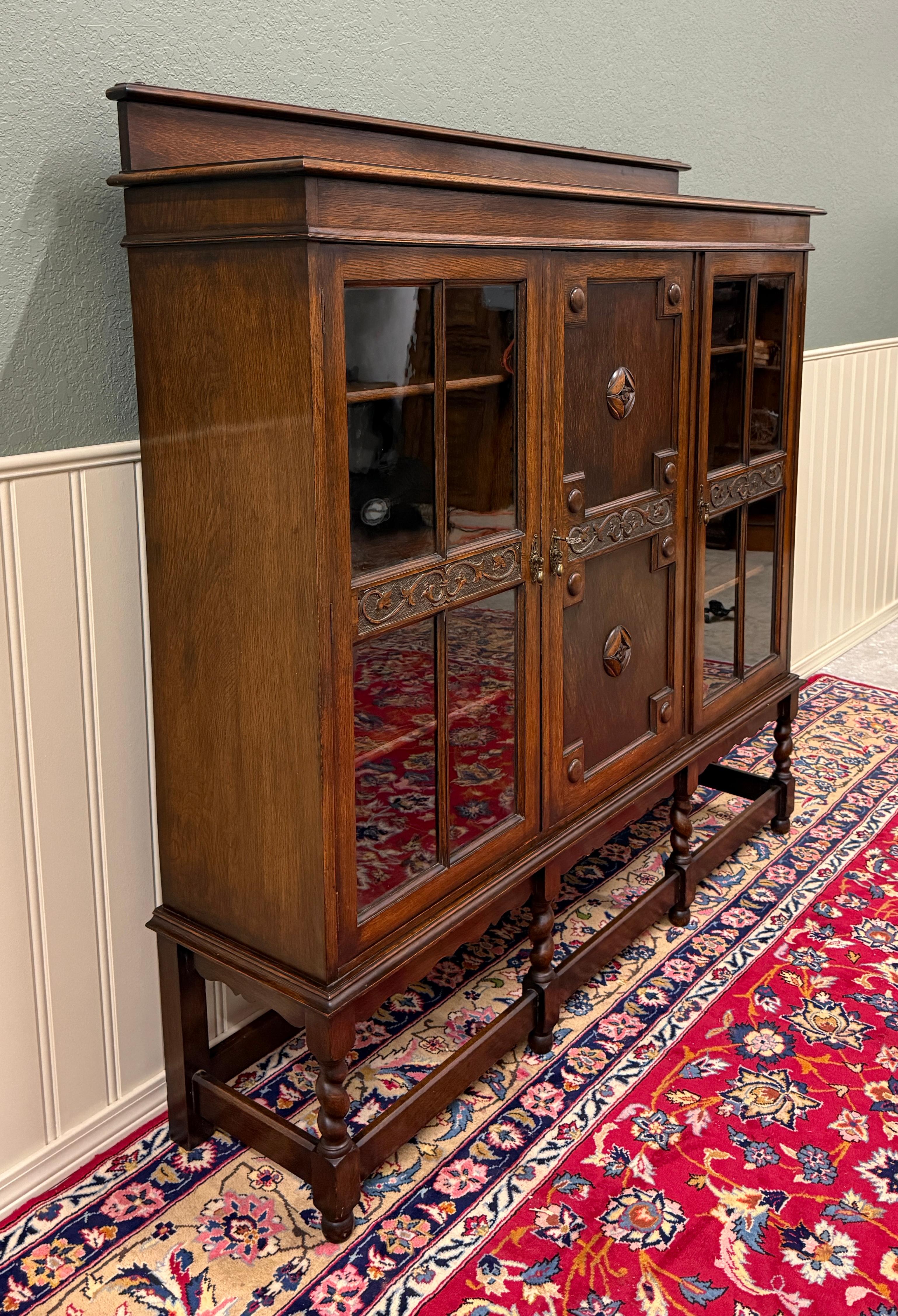 Sculpté Ancienne bibliothèque anglaise jacobéenne Armoire verre ondulé Barley Twist Oak en vente