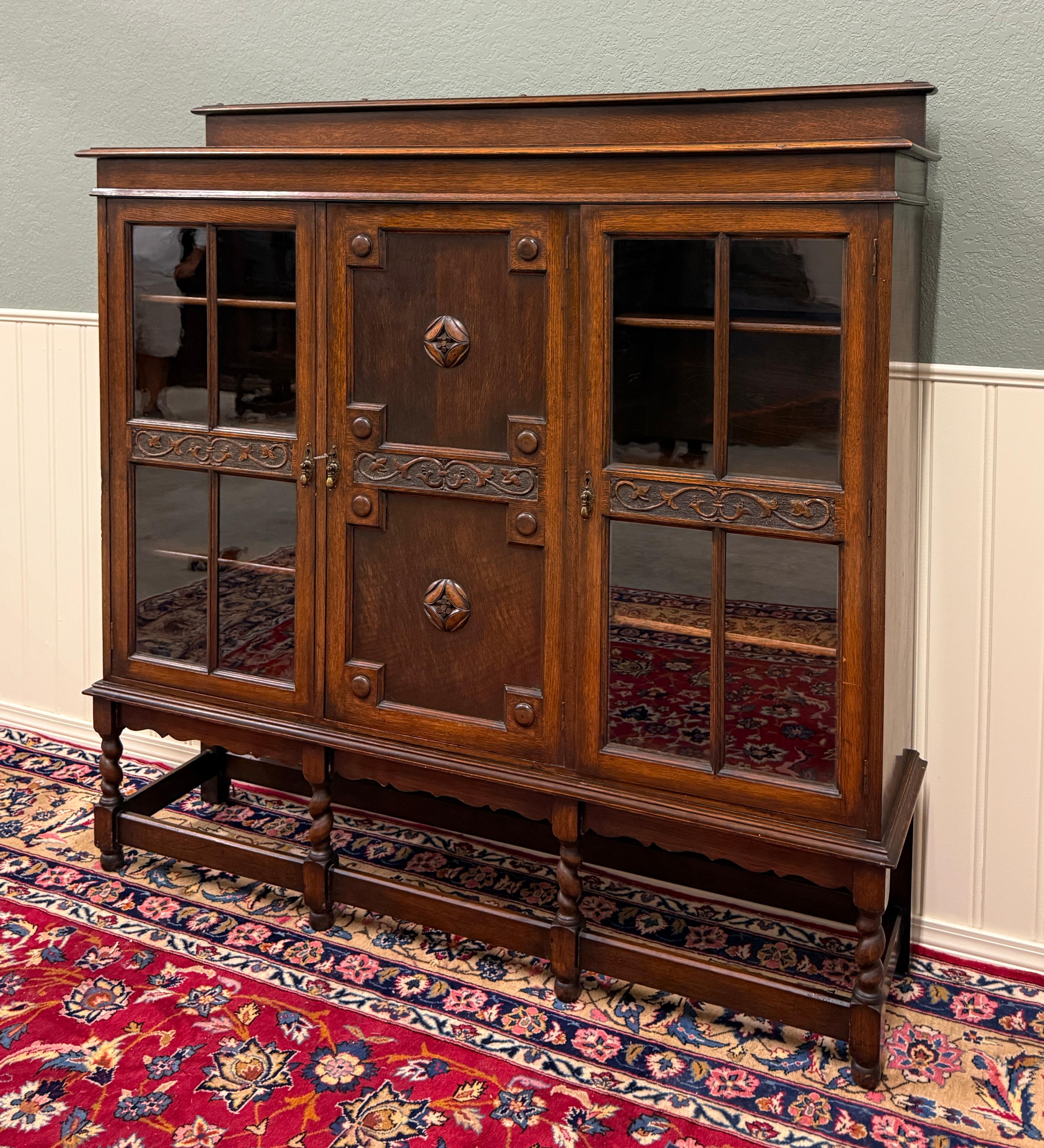 Ancienne bibliothèque anglaise jacobéenne Armoire verre ondulé Barley Twist Oak Bon état - En vente à Tyler, TX
