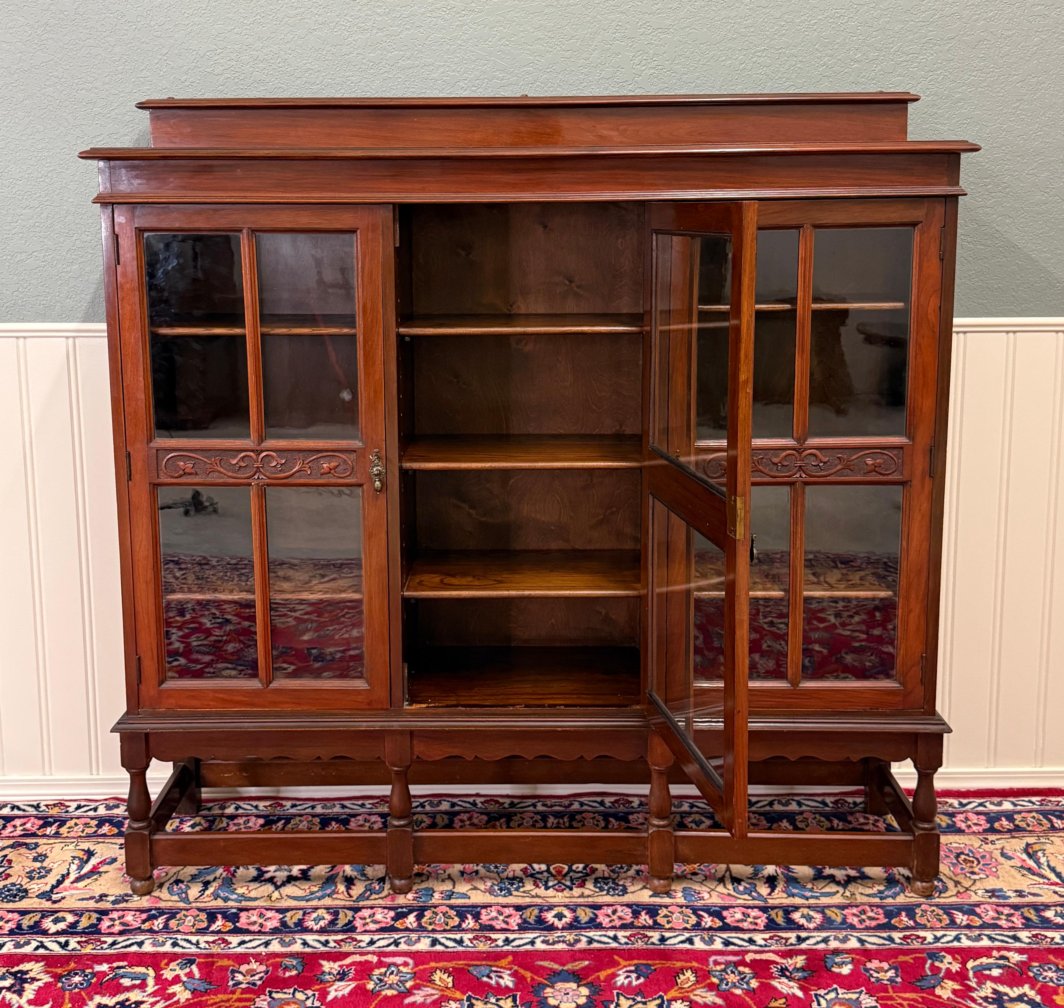 Antica libreria giacobina inglese Libreria Cabinet Wavy a 3 ante in vetro Mogano in vendita 3