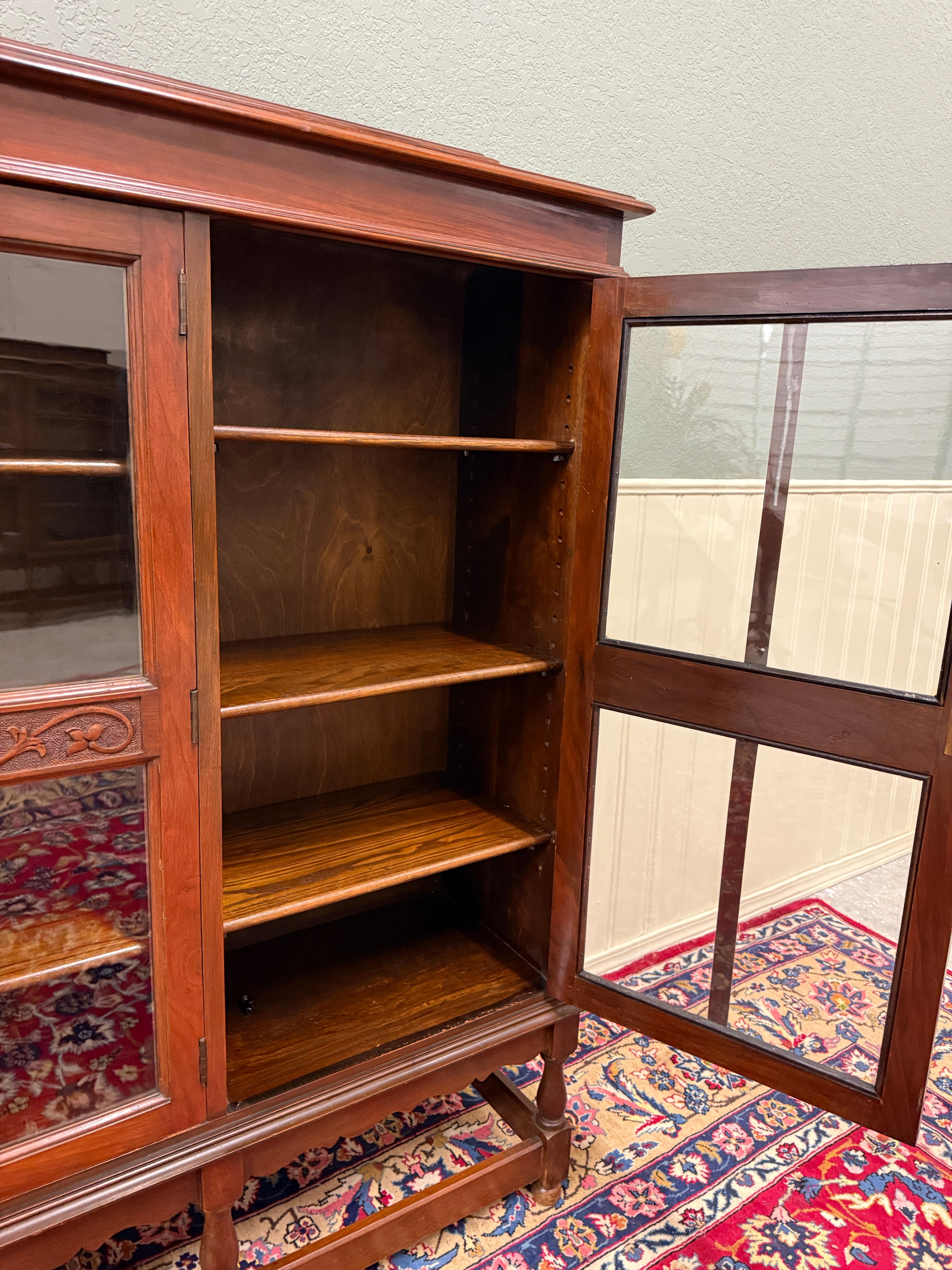 Antica libreria giacobina inglese Libreria Cabinet Wavy a 3 ante in vetro Mogano in vendita 4