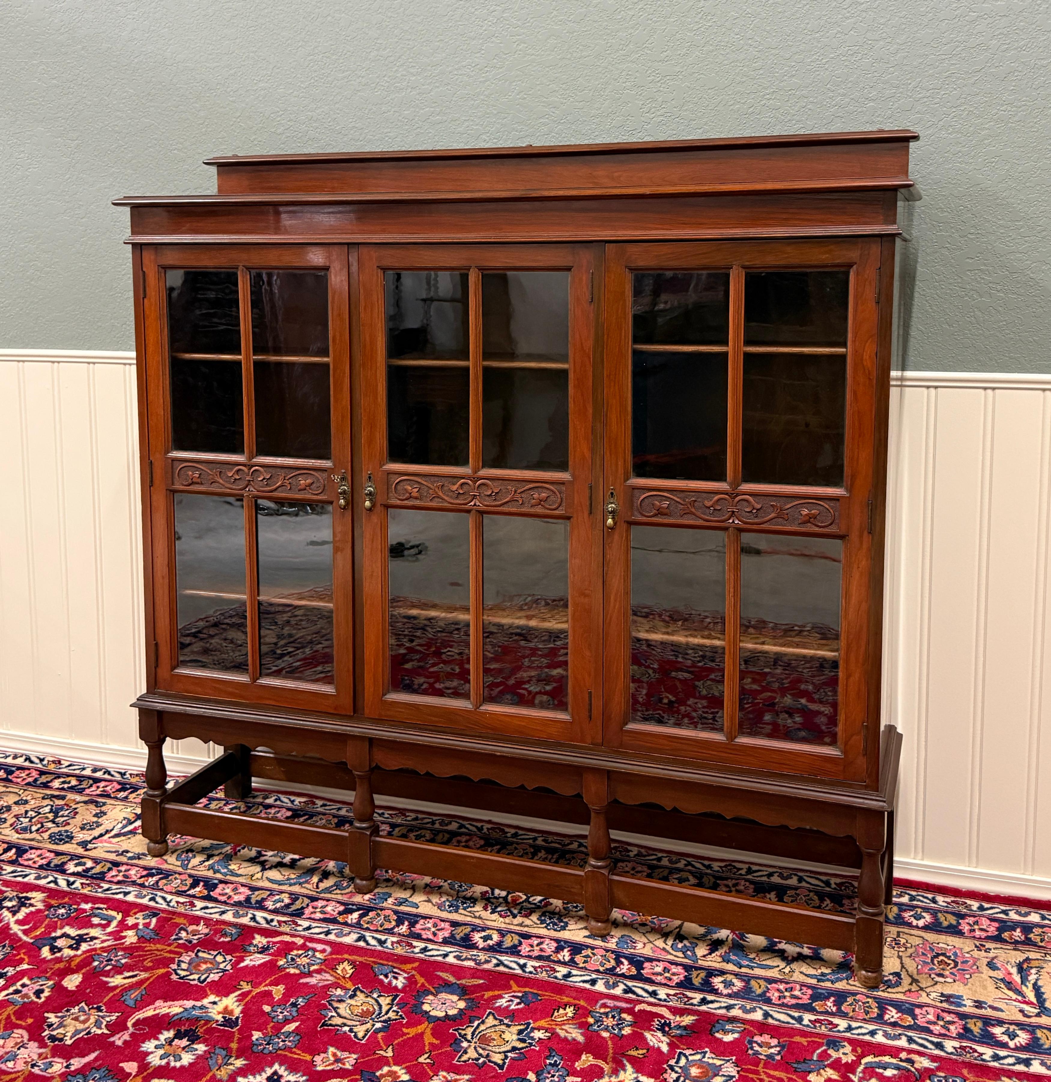 Antica libreria giacobina inglese Libreria Cabinet Wavy a 3 ante in vetro Mogano in vendita 5