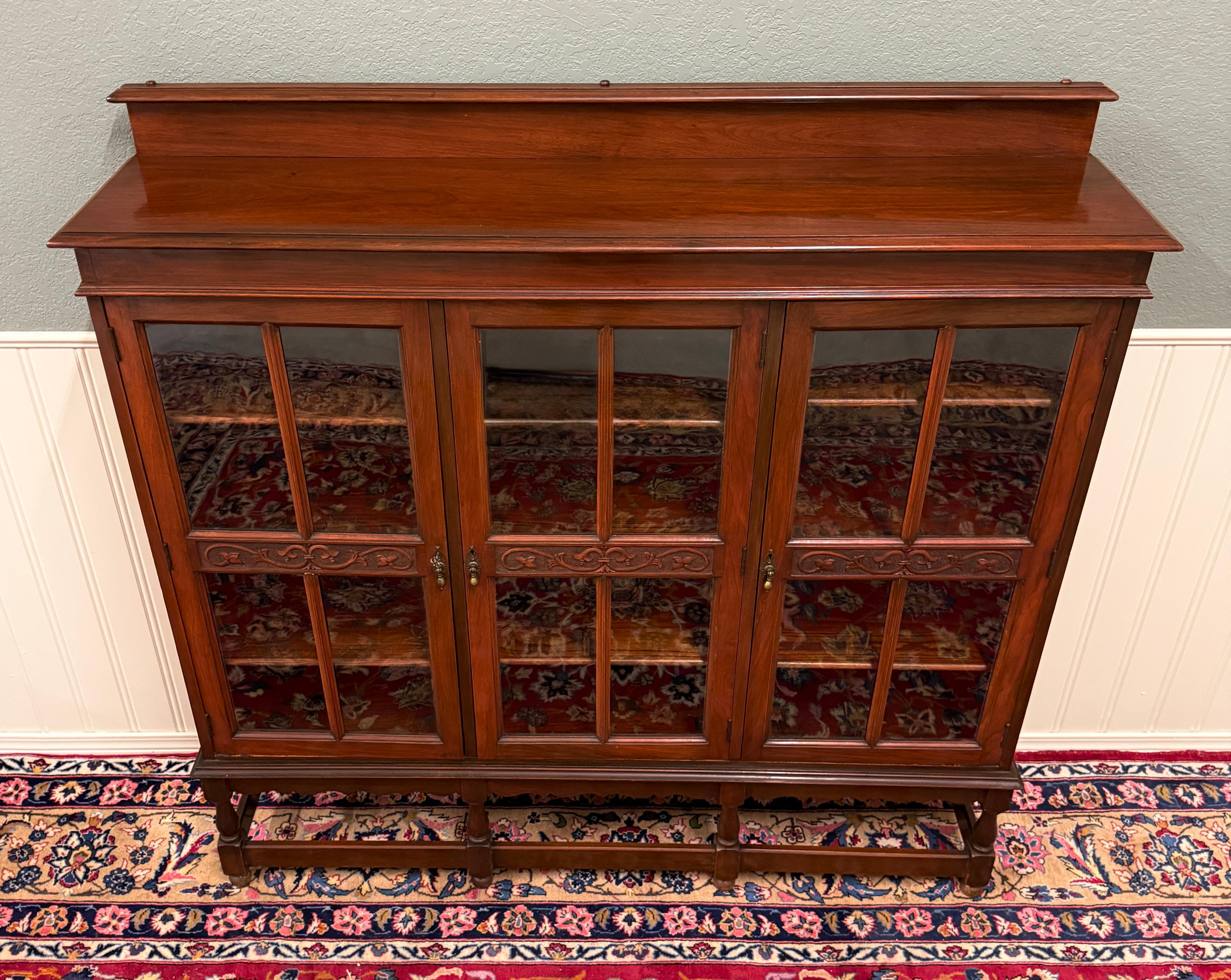 Antica libreria giacobina inglese Libreria Cabinet Wavy a 3 ante in vetro Mogano in vendita 6